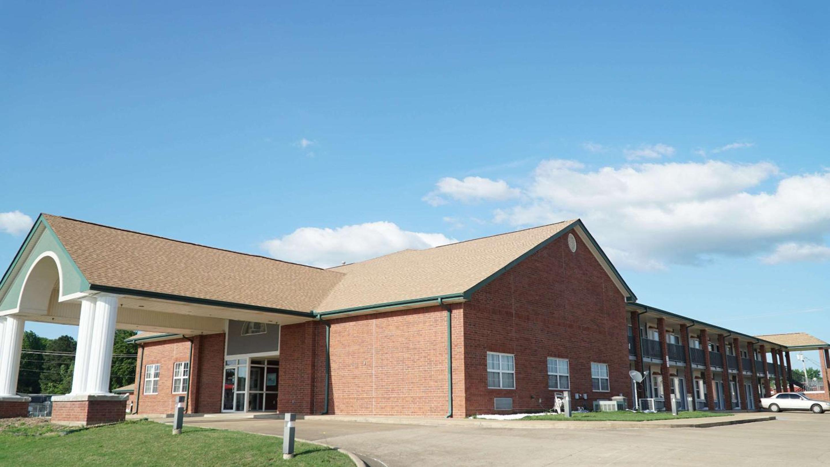 Searcy Vacations - Rodeway Inn - Property Image 1