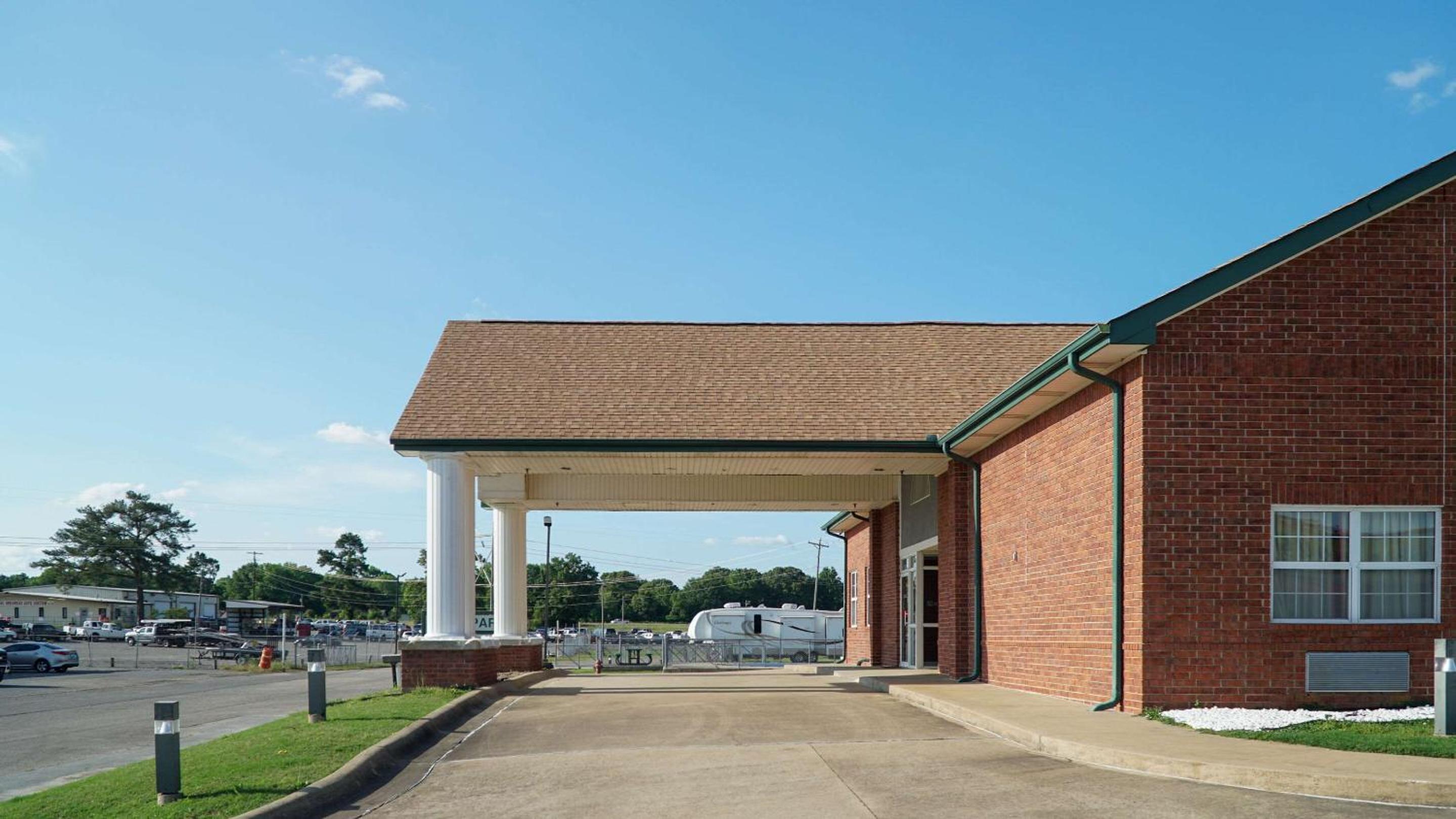 Searcy Vacations - Rodeway Inn - Property Image 2