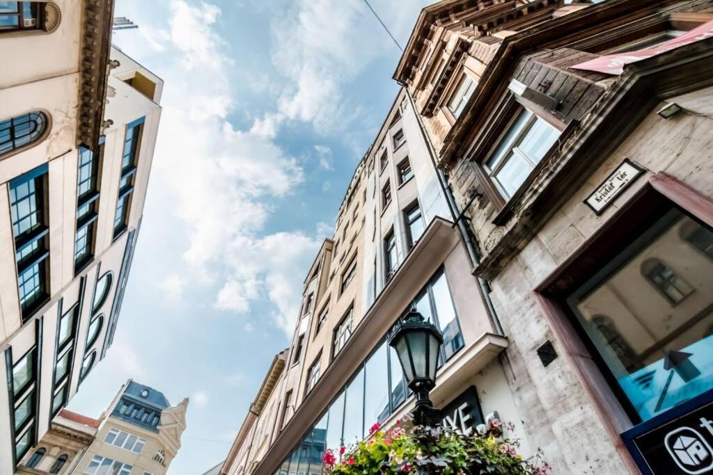 BEST located, 150 m2 5 bedrooms apt.,