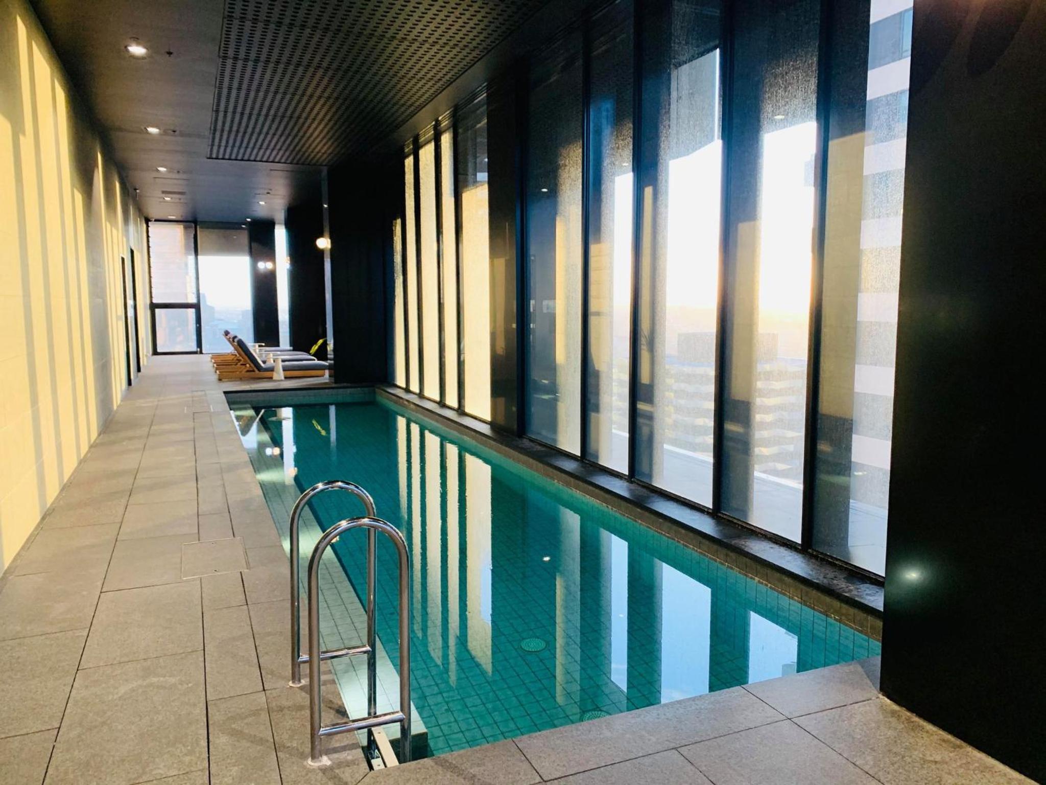Melbourne CBD Empire Apartment