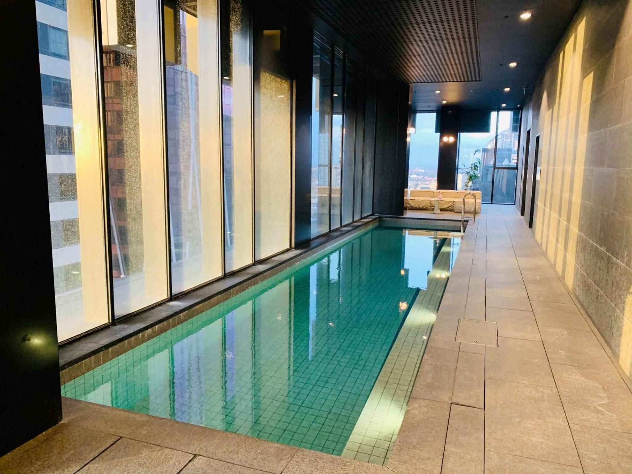 Melbourne CBD Empire Apartment