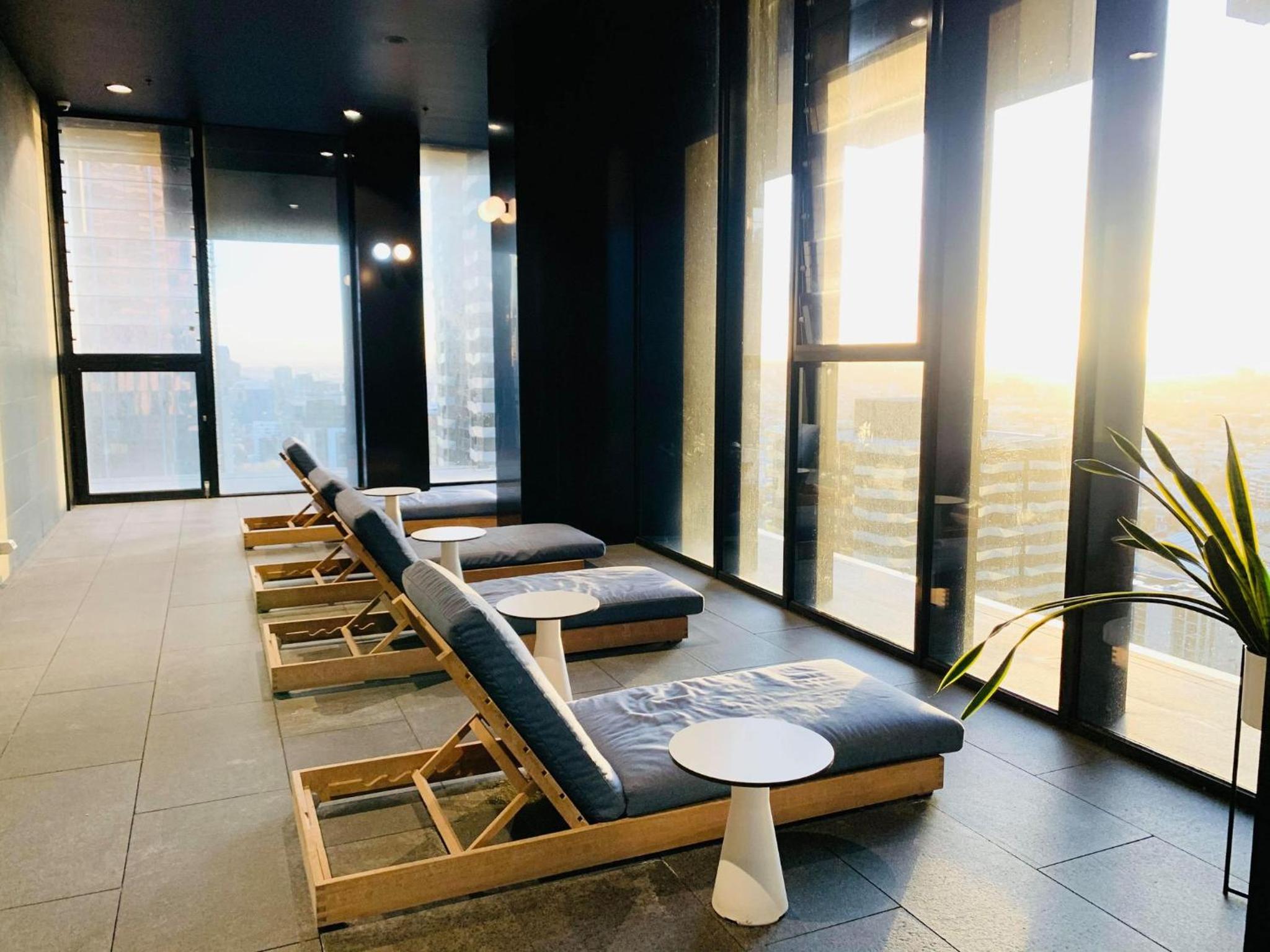 Melbourne CBD Empire Apartment