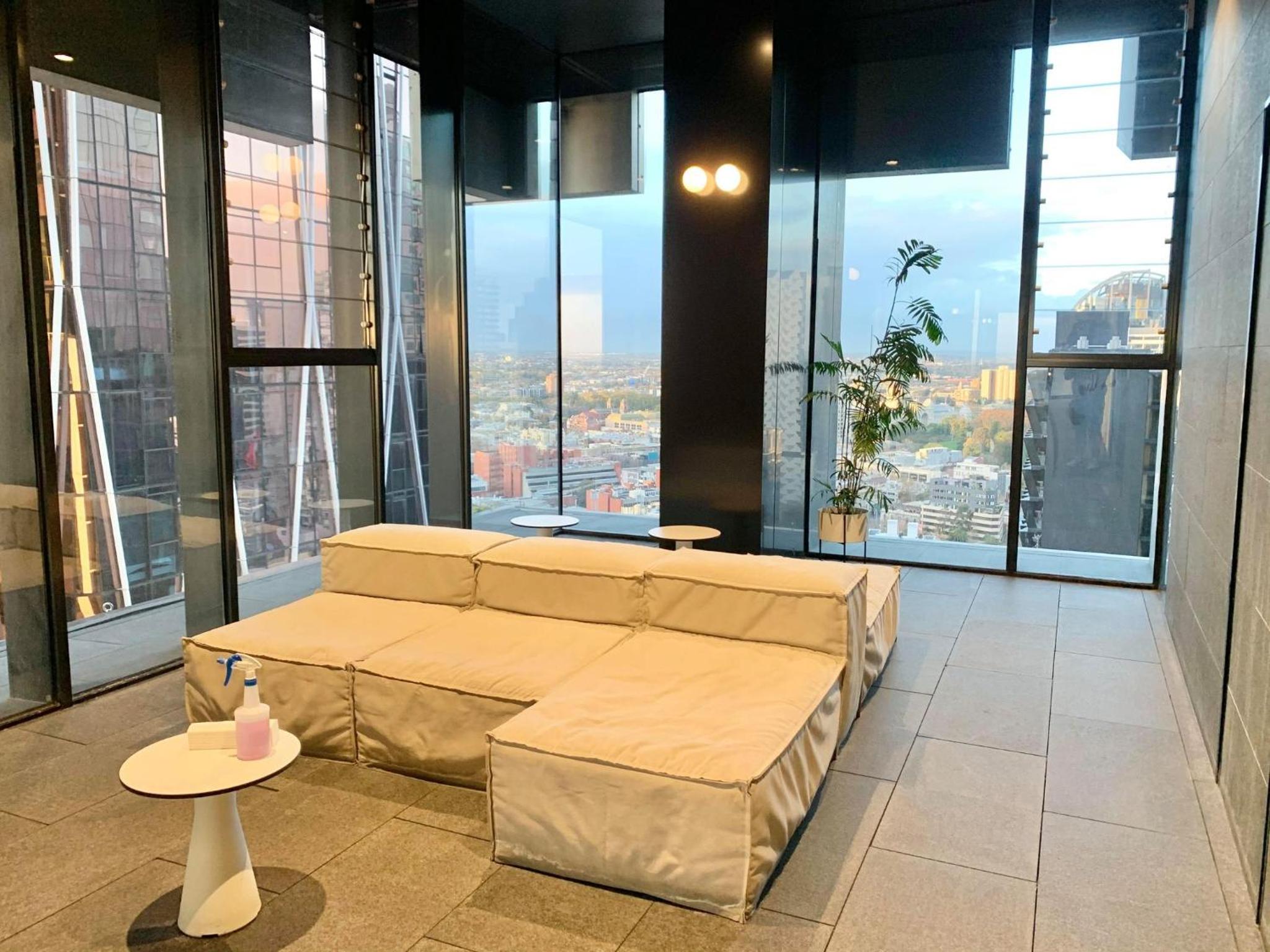 Melbourne CBD Empire Apartment