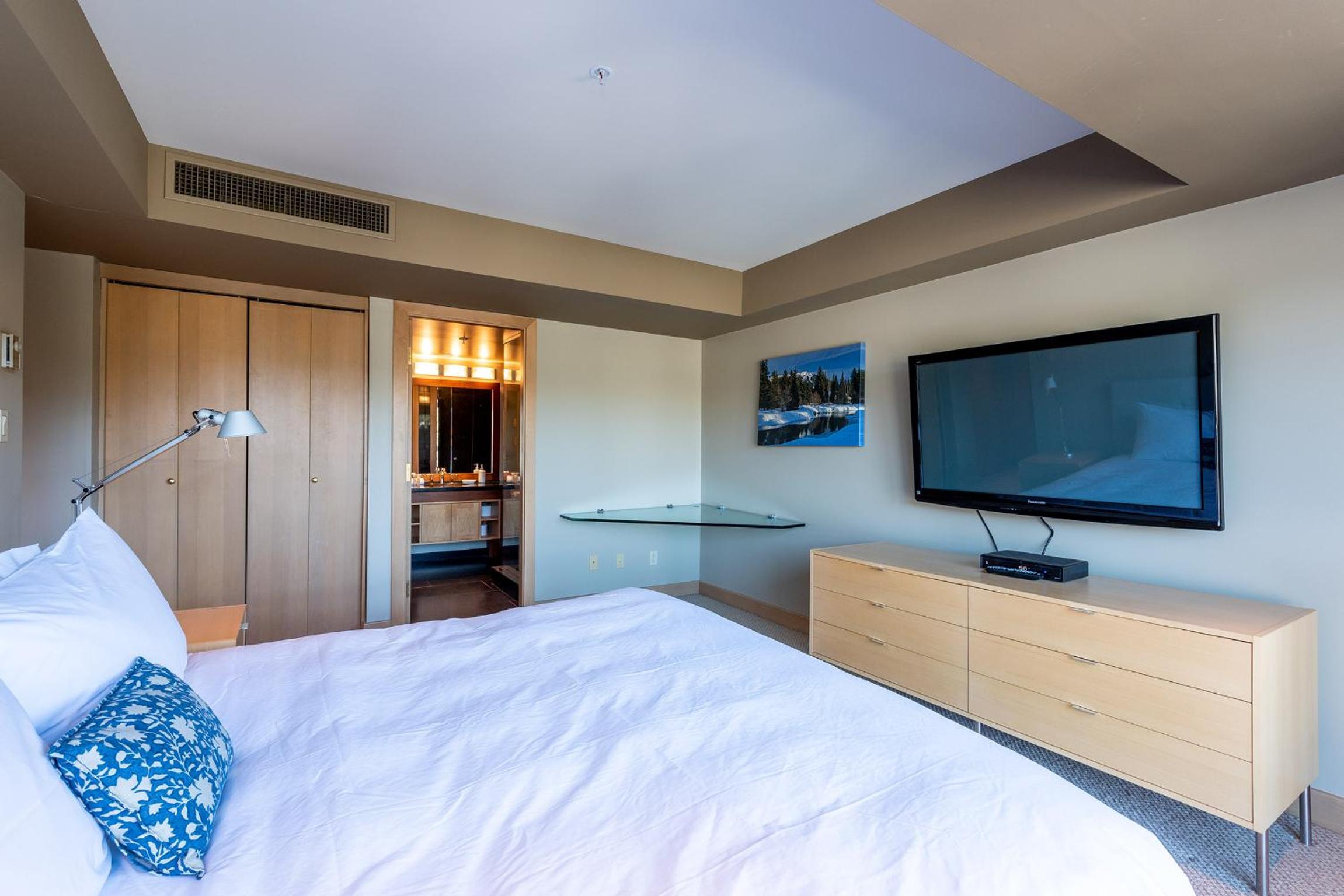 Amazing Ski in Ski out 3 Bedroom with Slope side Views