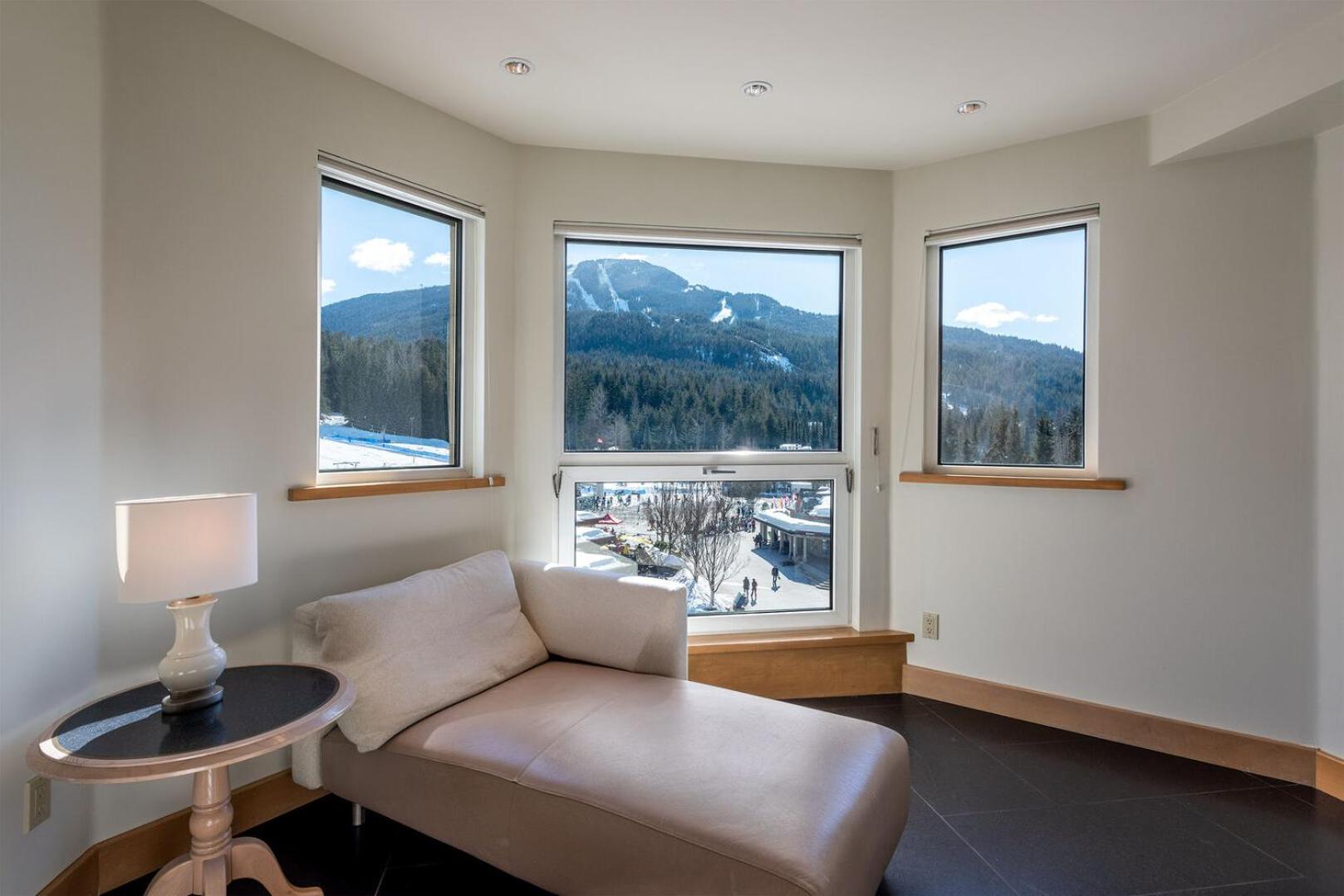 Amazing Ski in Ski out 3 Bedroom with Slope side Views