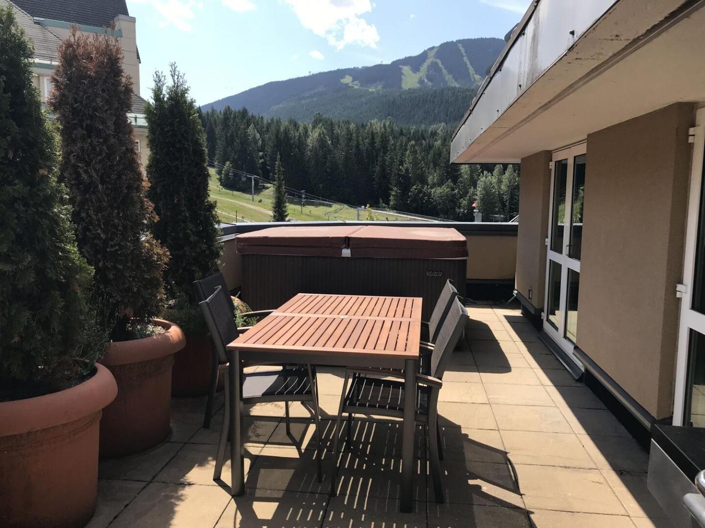 Amazing Ski in Ski out 3 Bedroom with Slope side Views