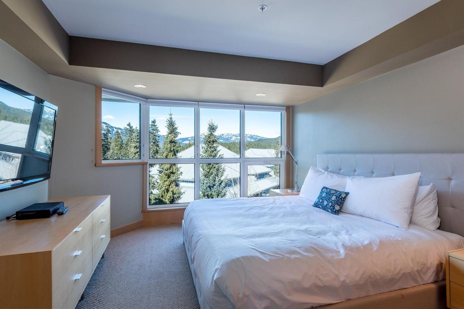 Amazing Ski in Ski out 3 Bedroom with Slope side Views