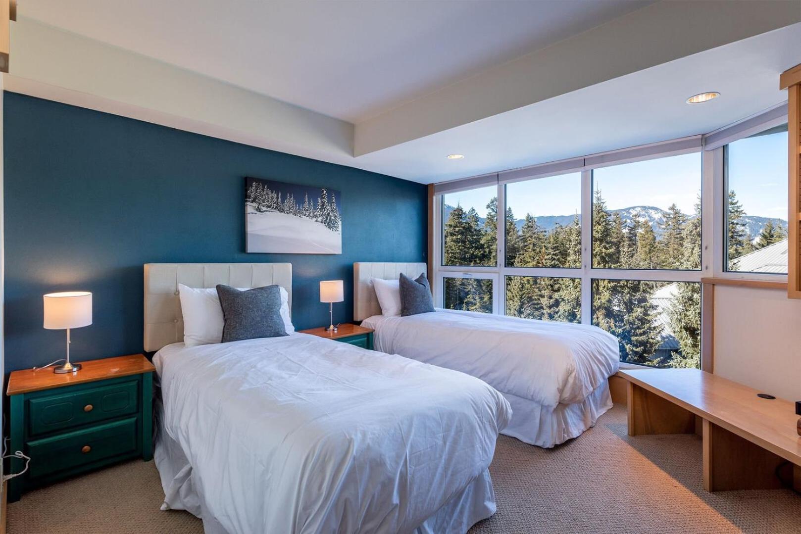 Amazing Ski in Ski out 3 Bedroom with Slope side Views
