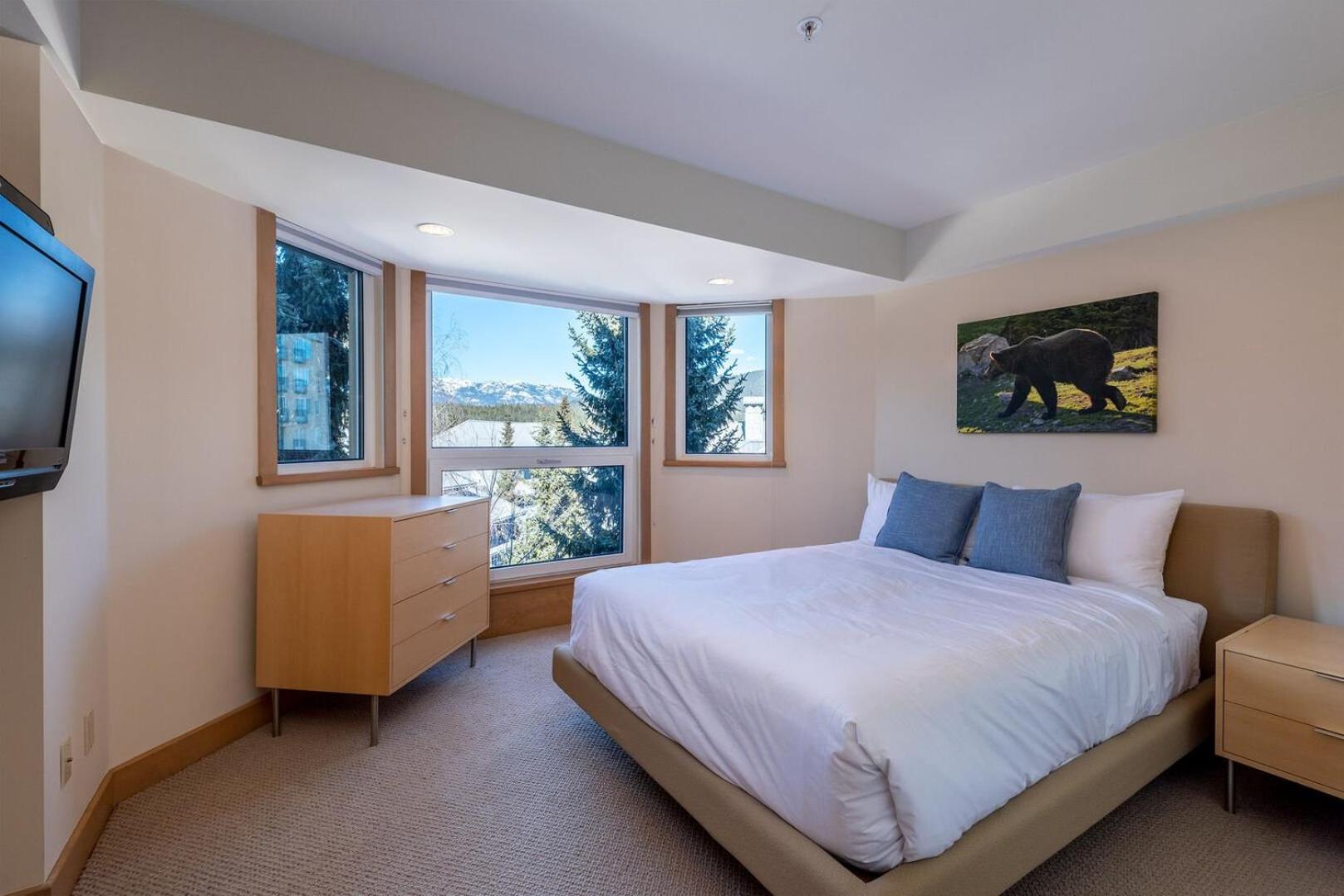 Amazing Ski in Ski out 3 Bedroom with Slope side Views