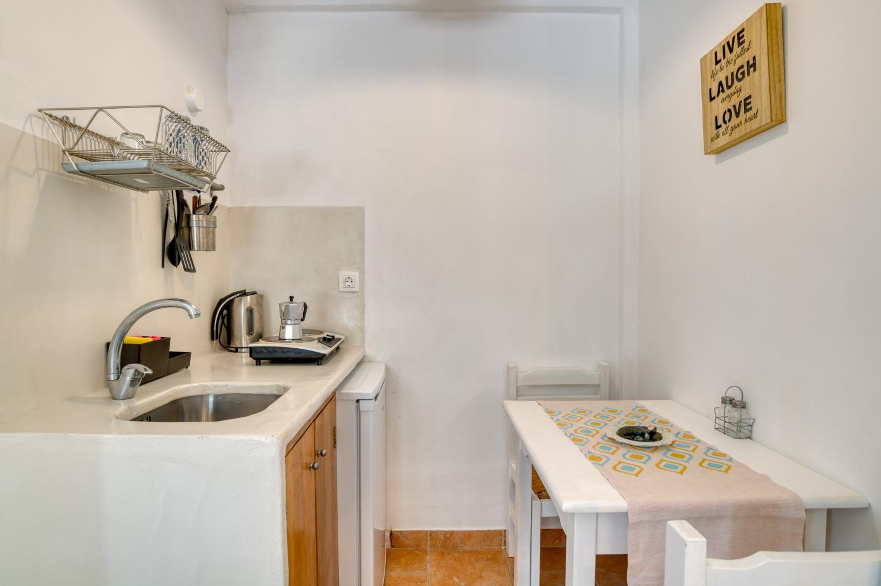Dahlia Apartments And Studios