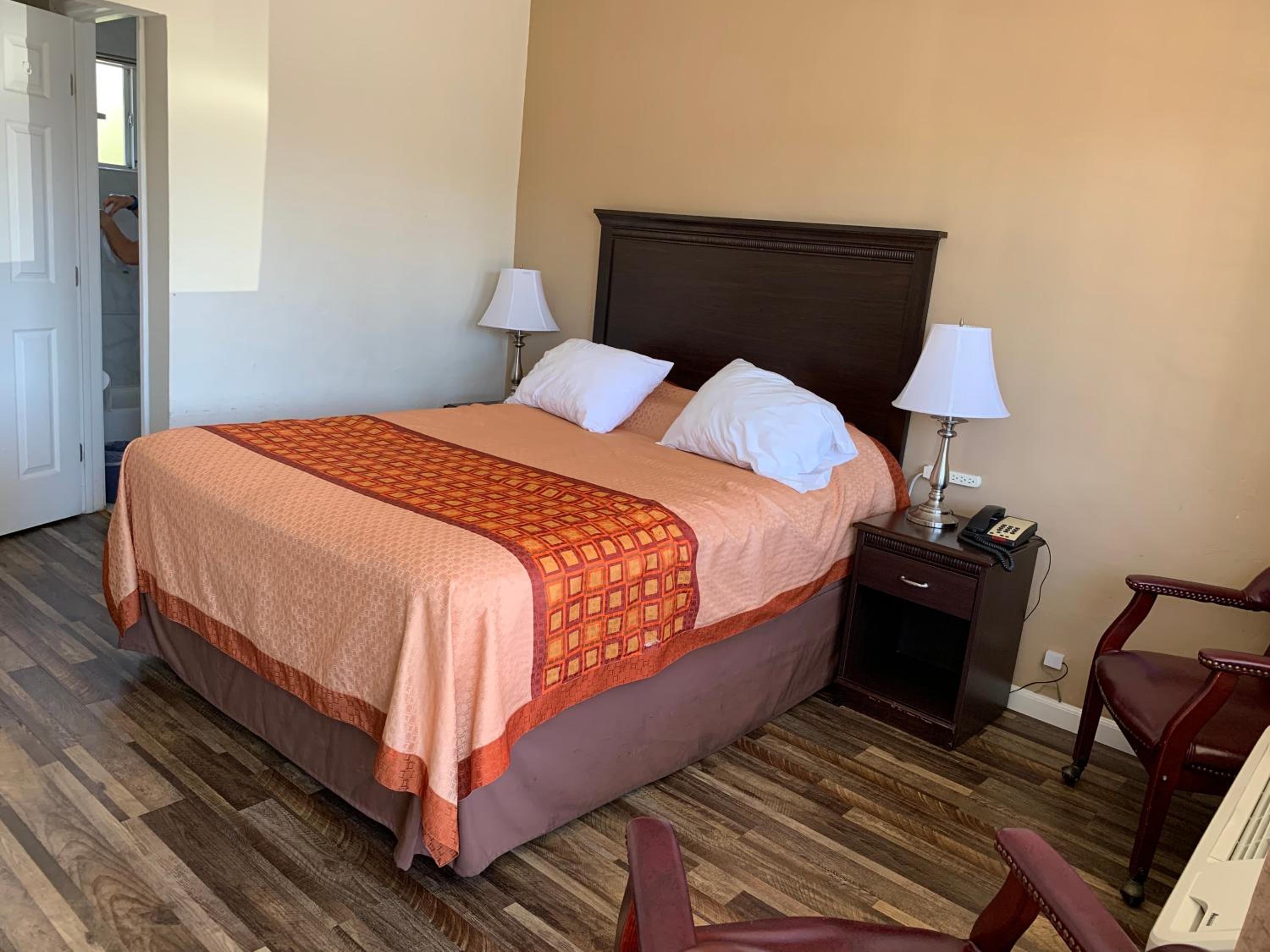 Redwood Inn