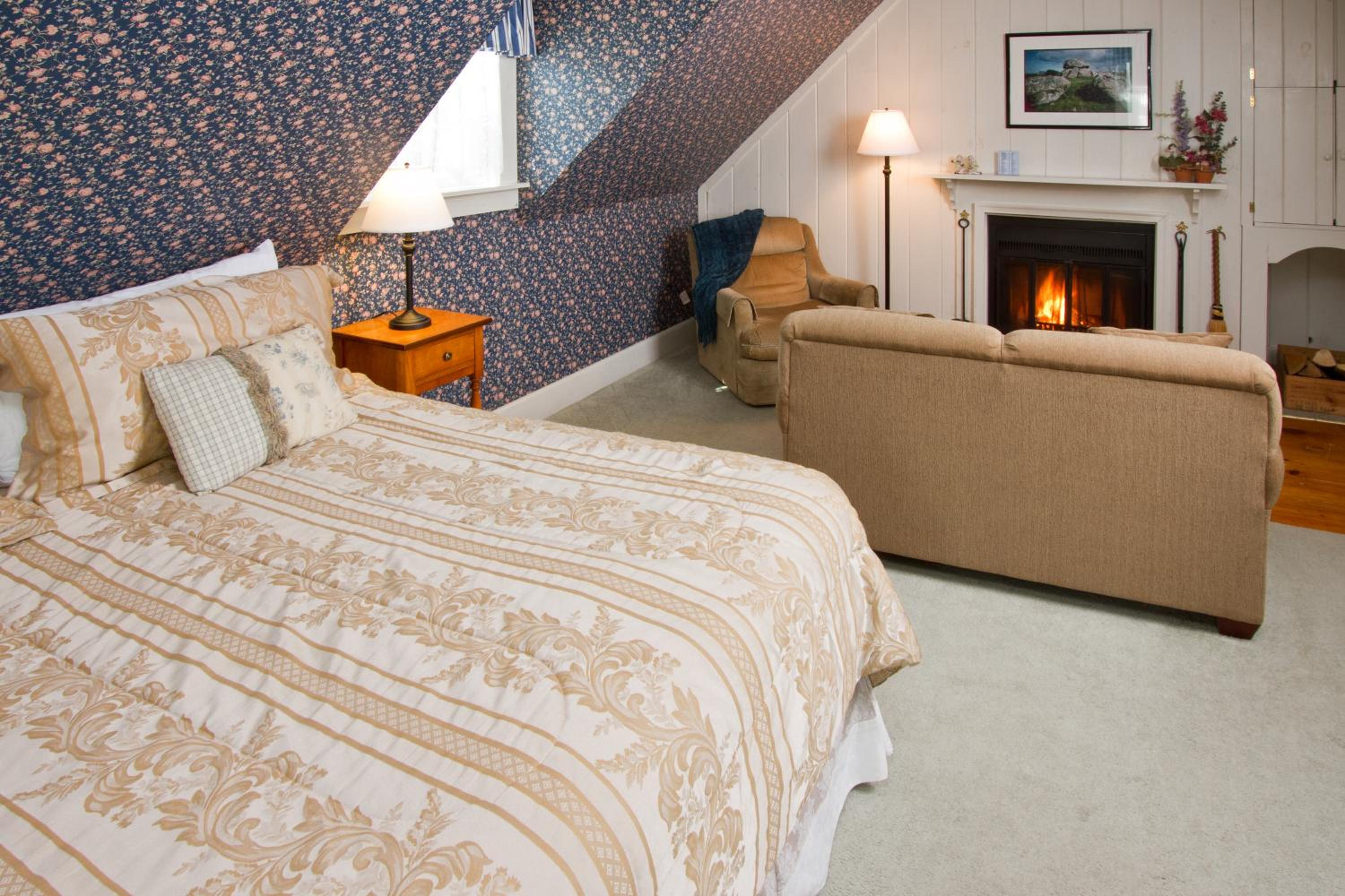 Deerfield Valley Inn - Mt Snow BnB Fireplace Rooms and Breakfast