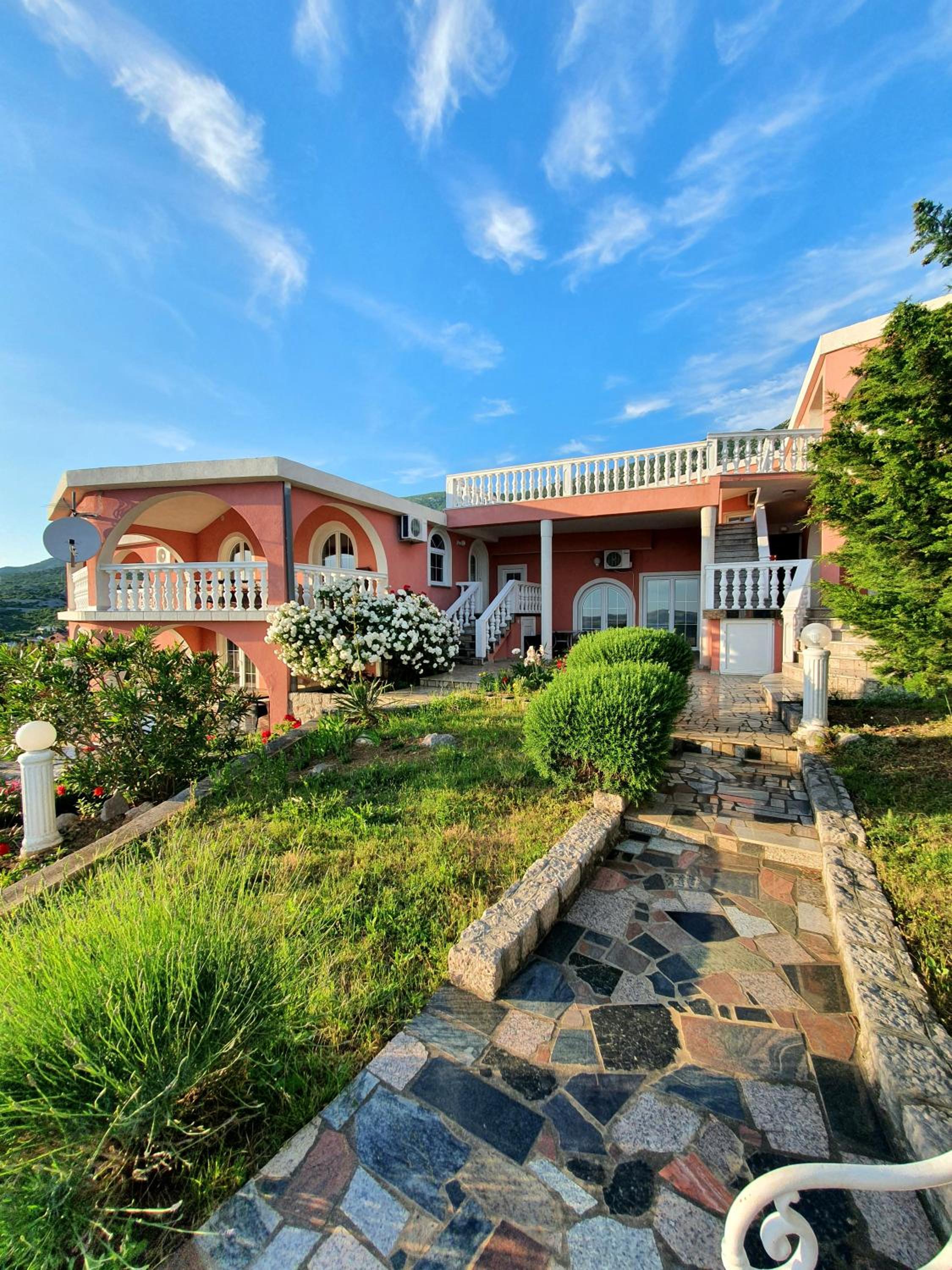 Hotel Villa Lilly - Image 1