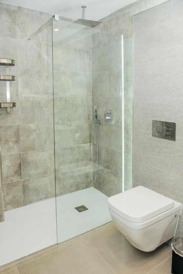 Light and Modern Sea View Apartment view 4