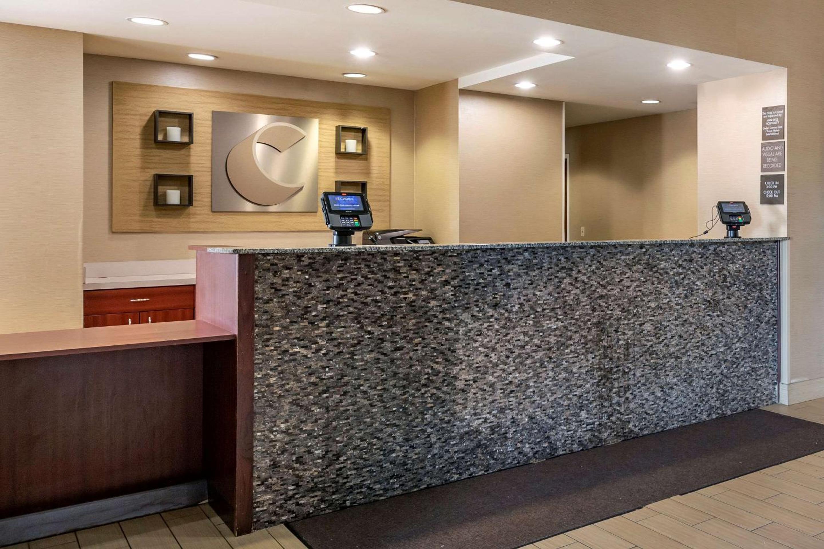 Detroit Vacations - Comfort Inn Warren - Property Image 2