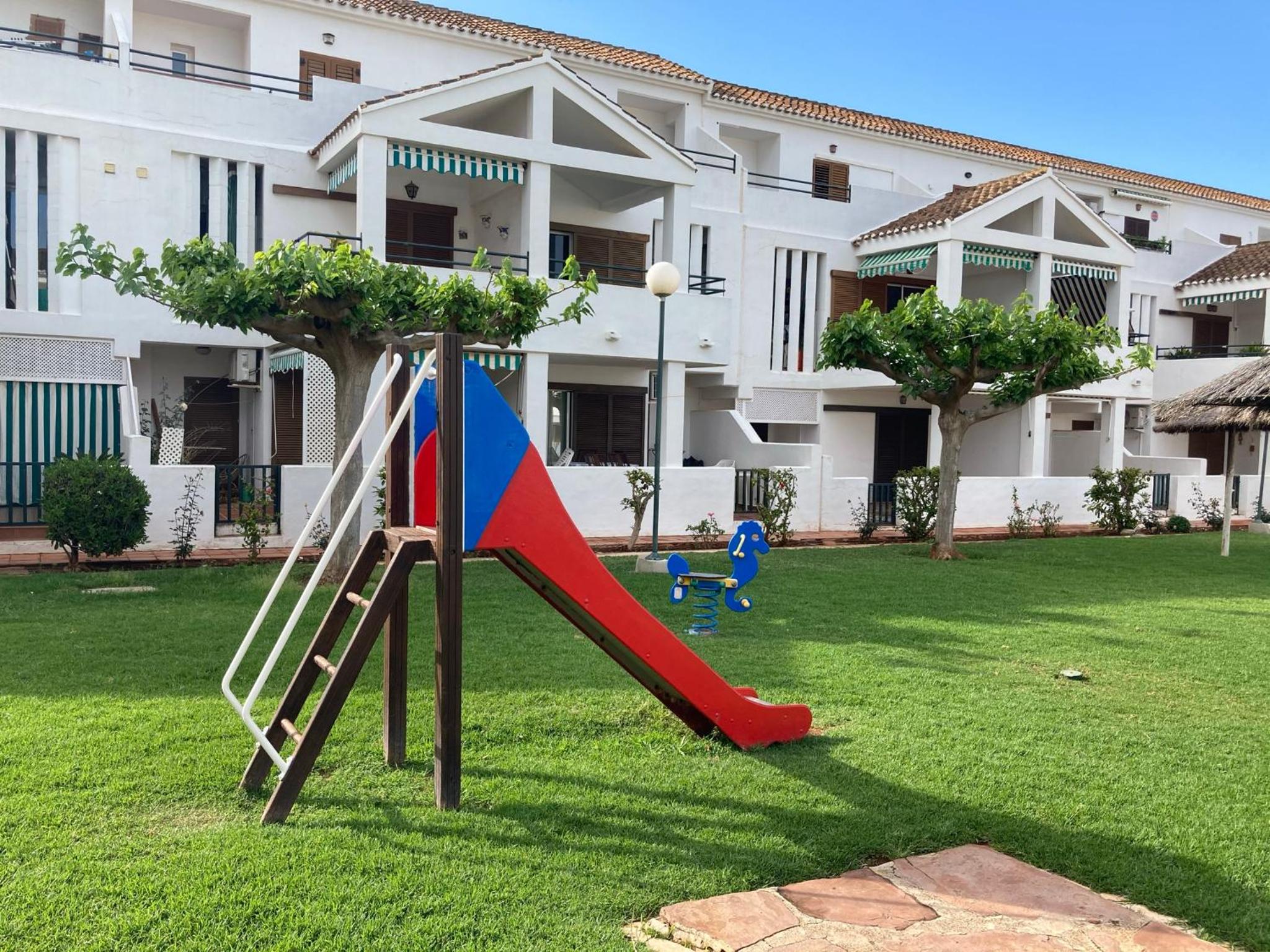 Chalet adosado en urbanización con precioso jardín view 2