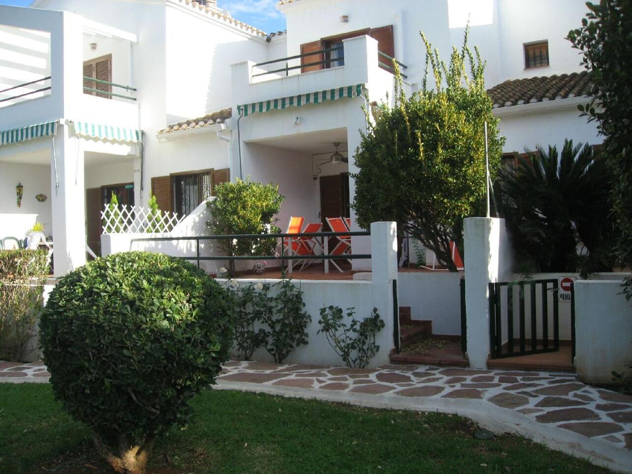 Chalet adosado en urbanización con precioso jardín view 4