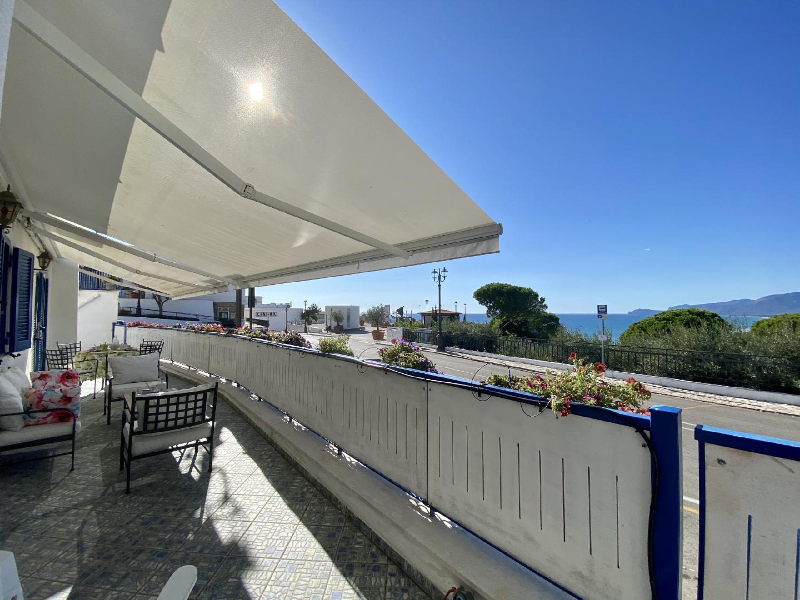 Holidaycasa Mike - Con terrazzo vista mare view 2