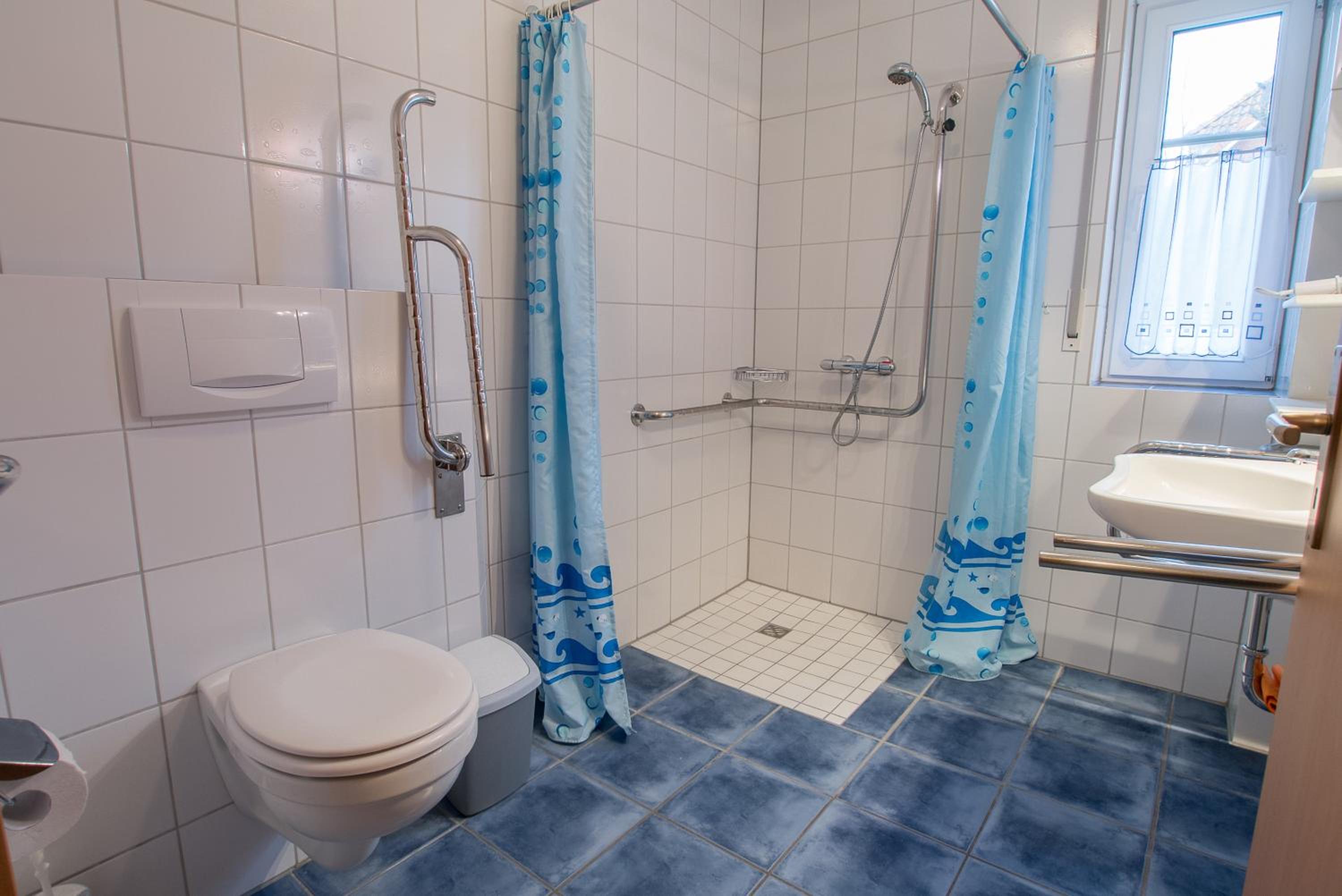 Hoppenberg 9 EG links en Zingst — bathroom