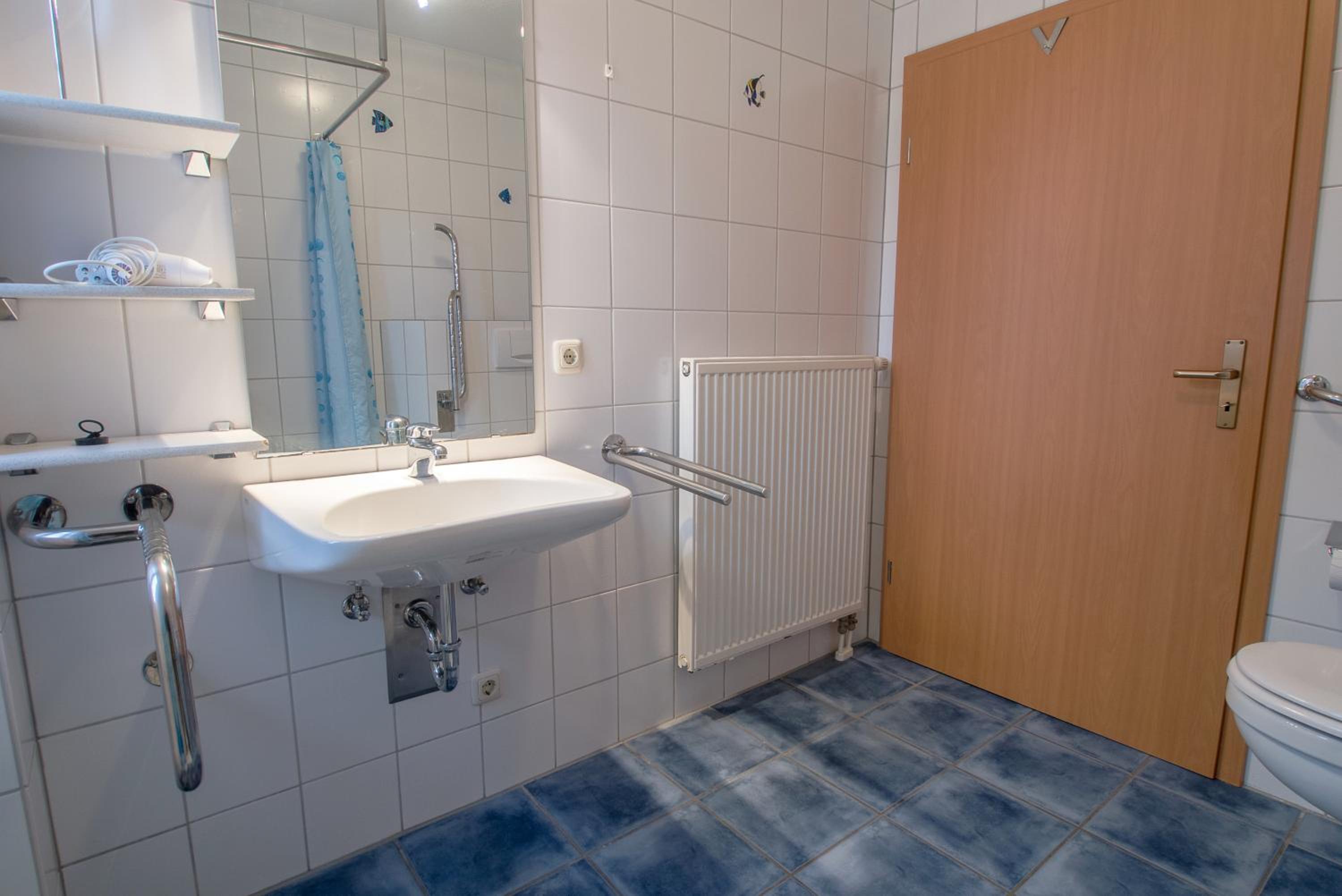 Hoppenberg 9 EG links en Zingst — bathroom
