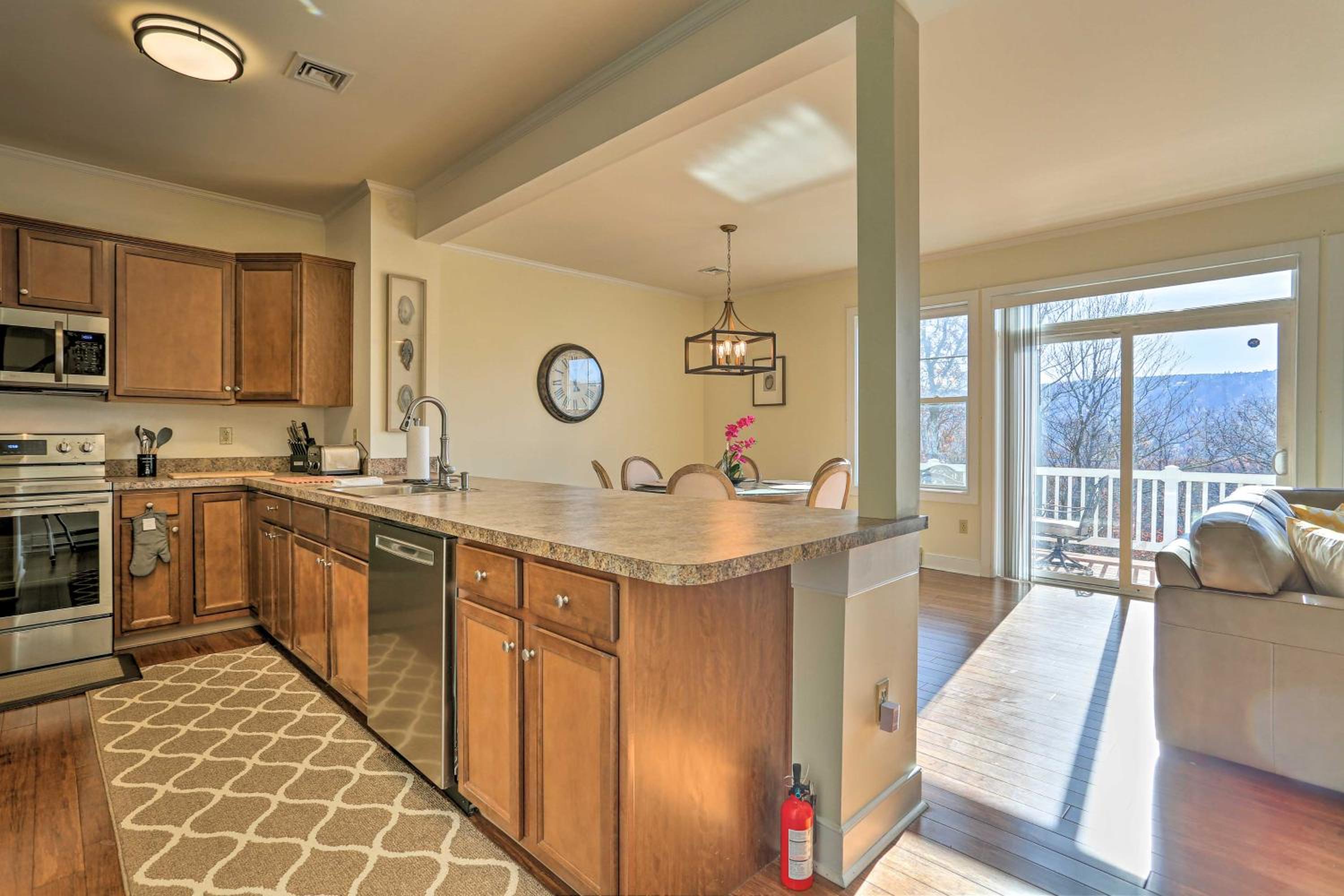 New ! Slopeside Townhome : WFH, Ski, Dine & Hike view 3