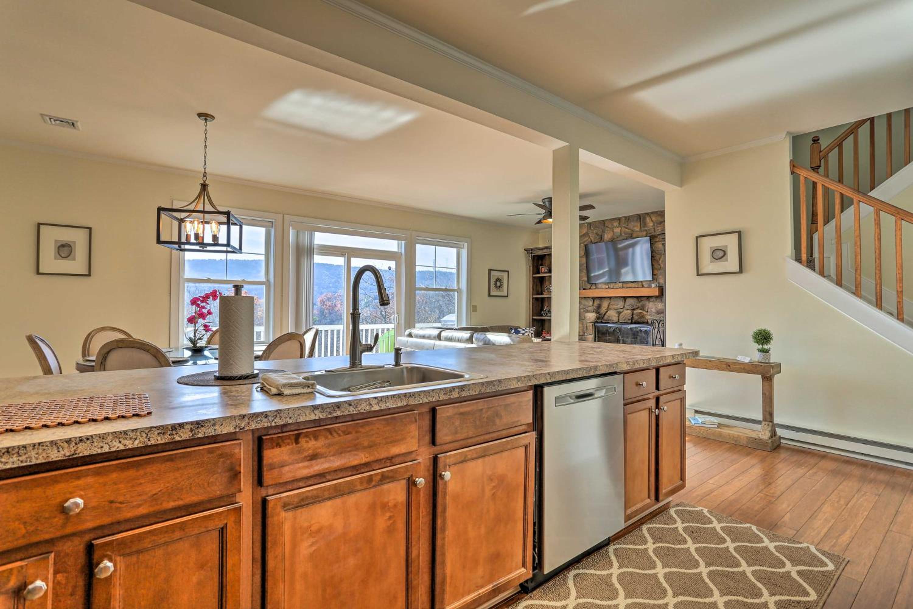 New ! Slopeside Townhome : WFH, Ski, Dine & Hike view 2