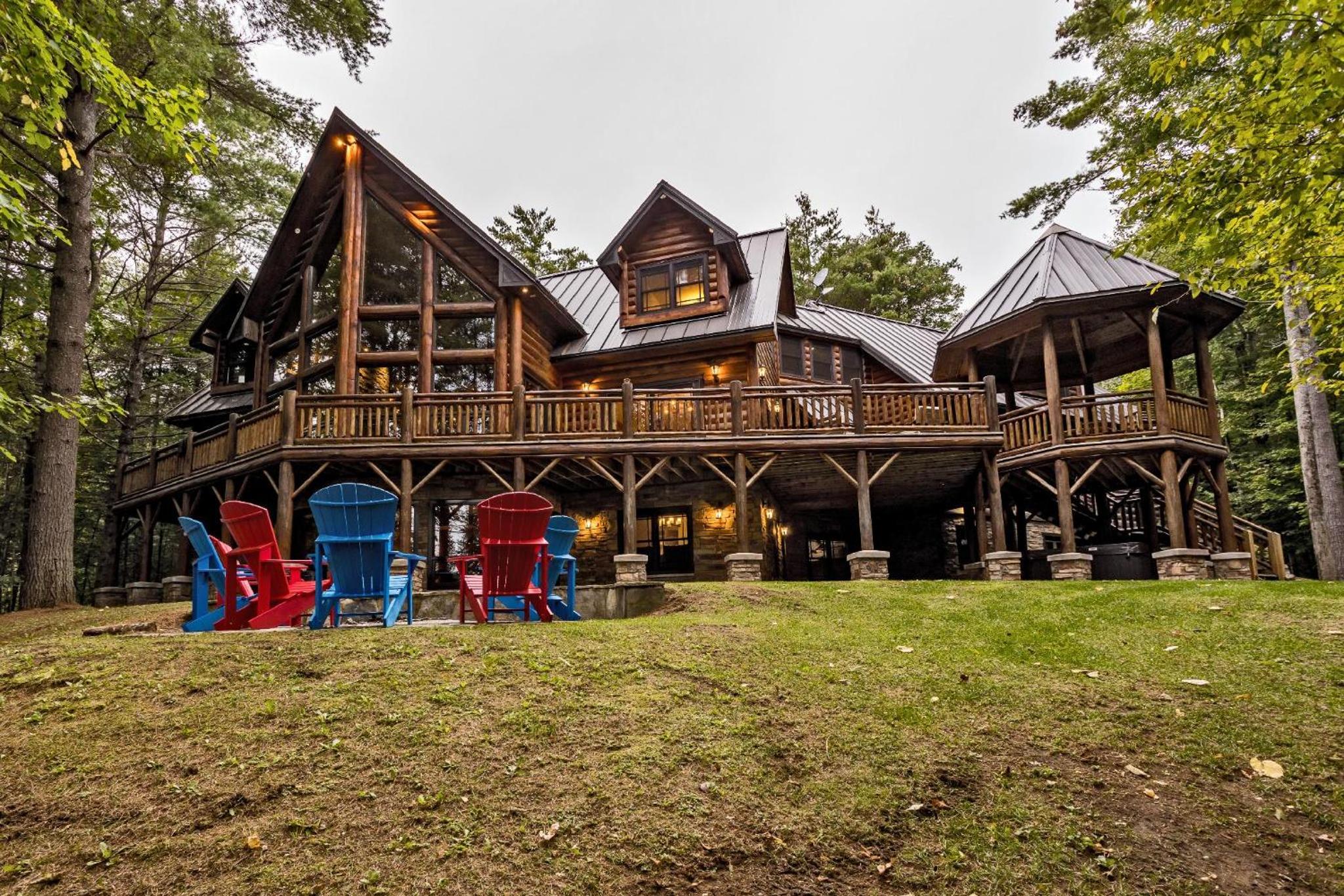 Large Luxury Lakefront Cottage Calabogie