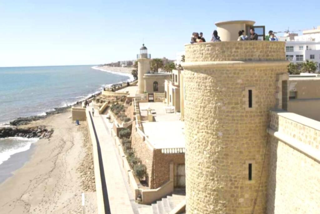 a 600 m de la playa y el castillo santa ana view 4