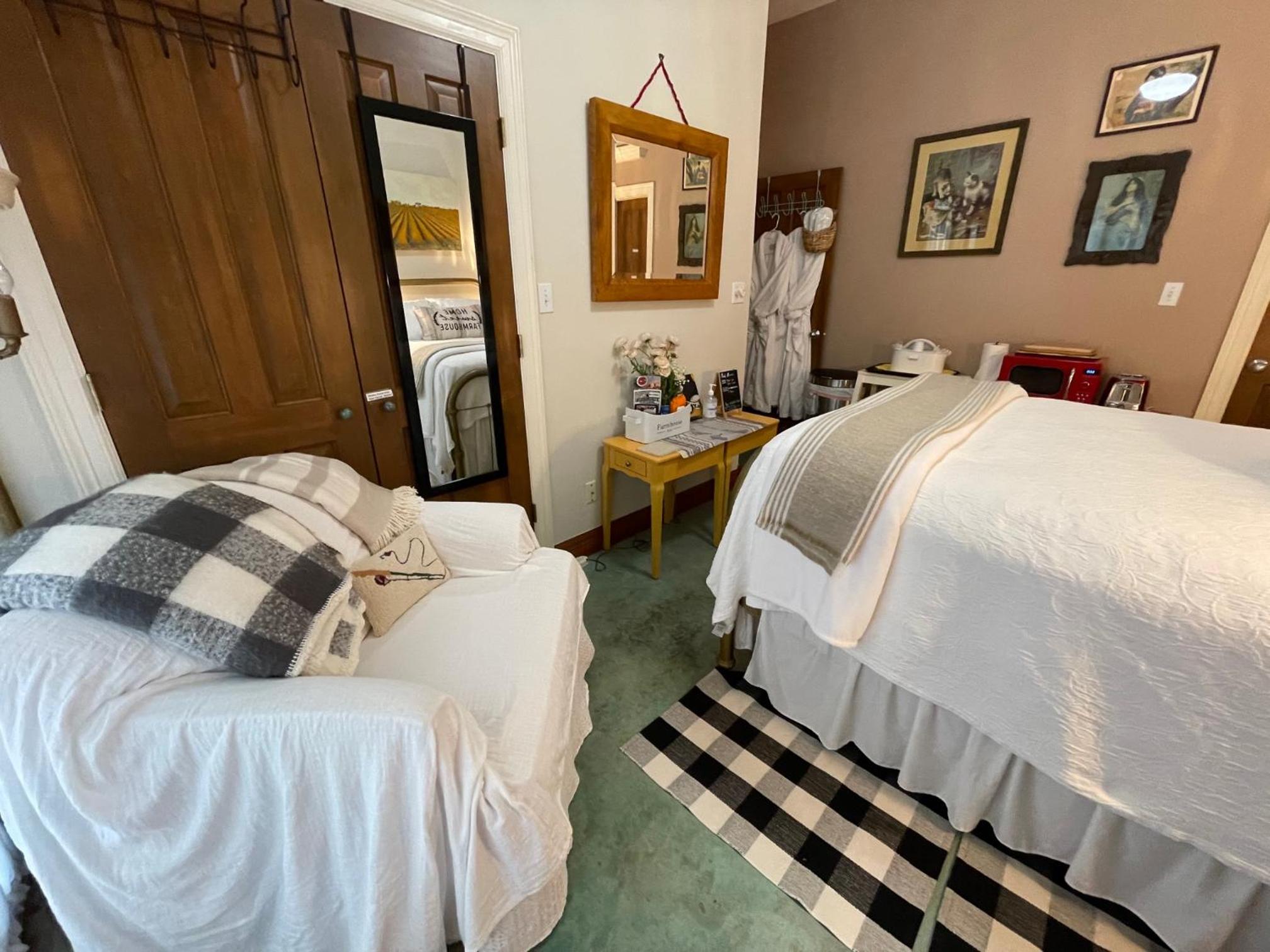 The Rivery Retreat, Choose from Luxury Guesthouse Cabin OR Poolside Suite in Lake Austin Hill Country
