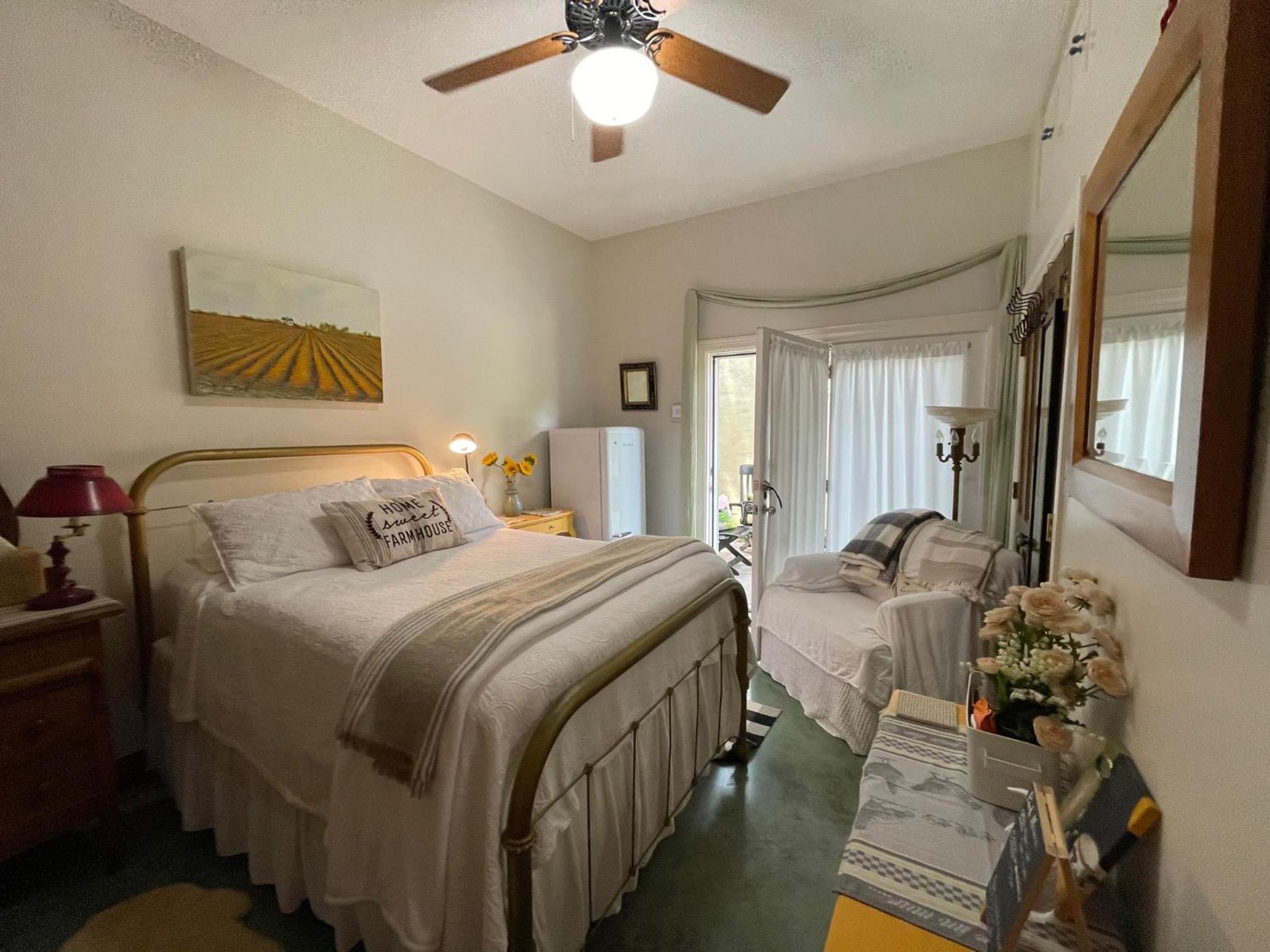 The Rivery Retreat, Choose from Luxury Guesthouse Cabin OR Poolside Suite in Lake Austin Hill Country