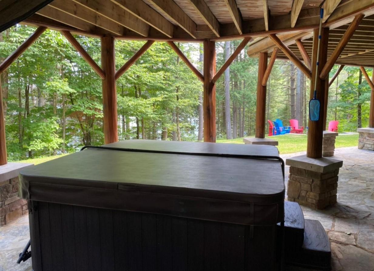 Large Luxury Lakefront Cottage Calabogie