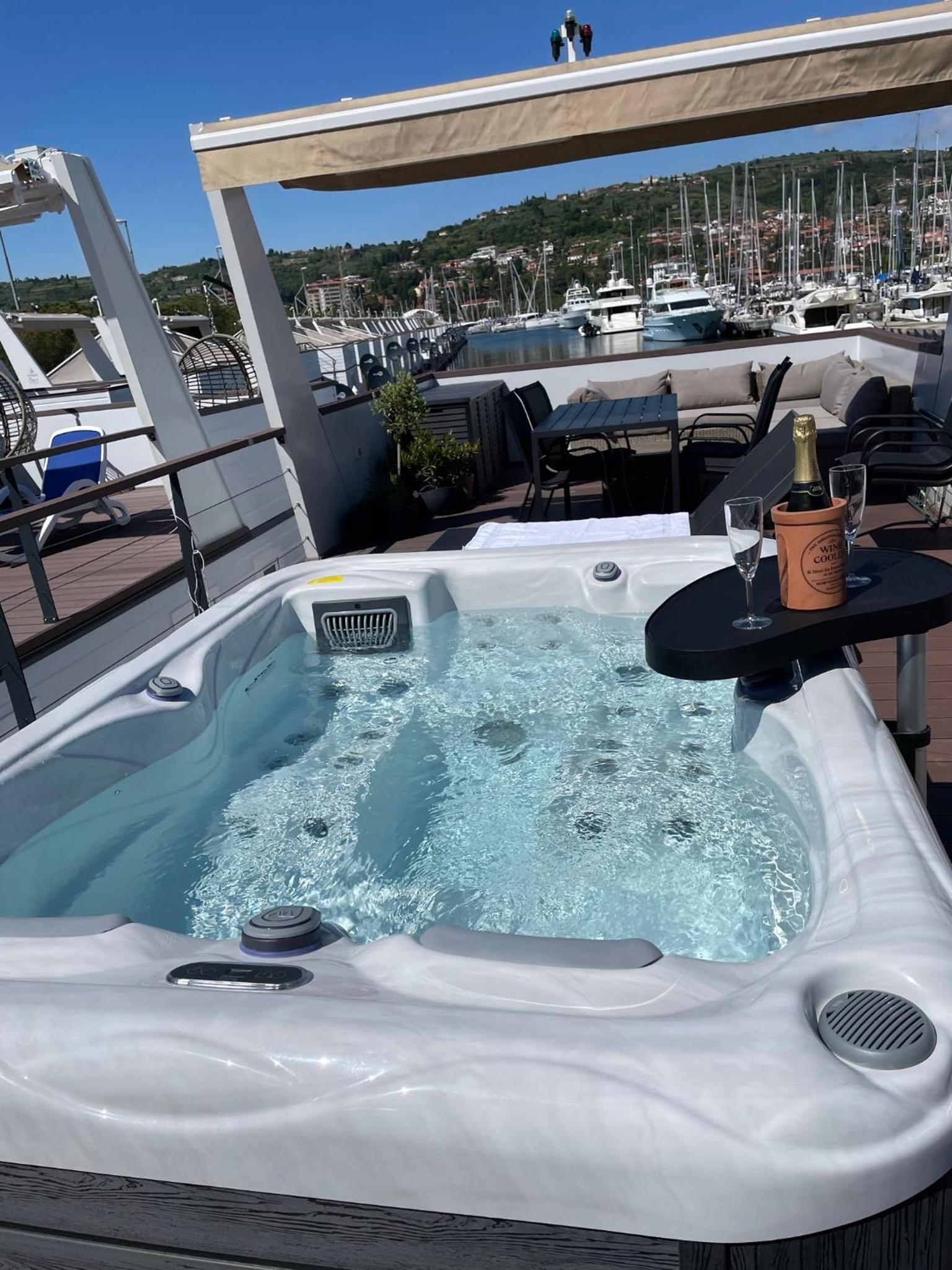 Hotel Floating Sea Houses Marina Lux