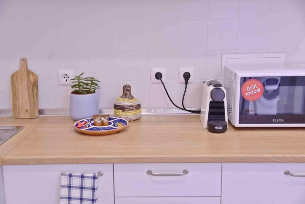 Bright cozy flat by river in an quiet art zone in Lisbon view 5