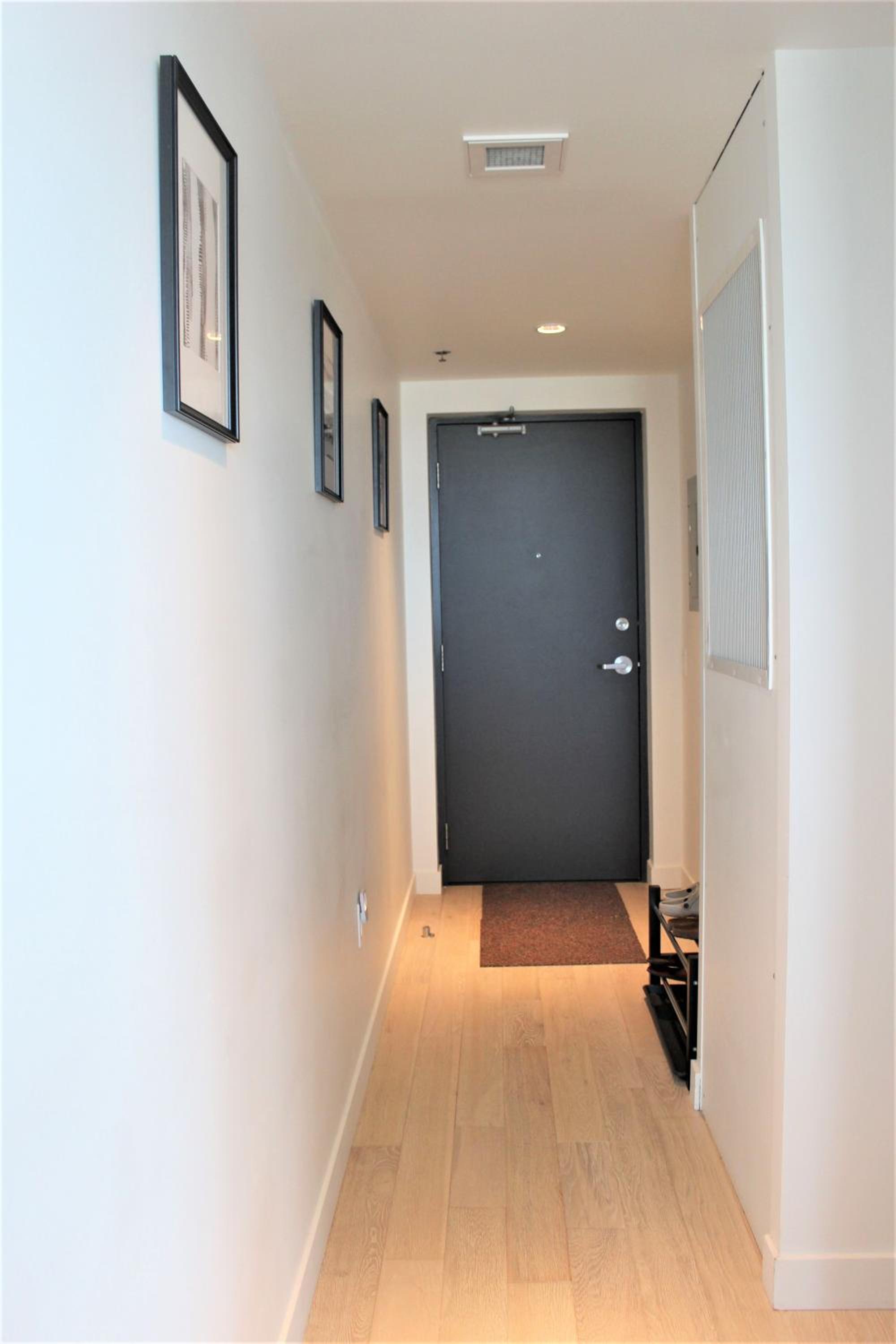Luxury skyline condo in downtown FREE 24/7 parking