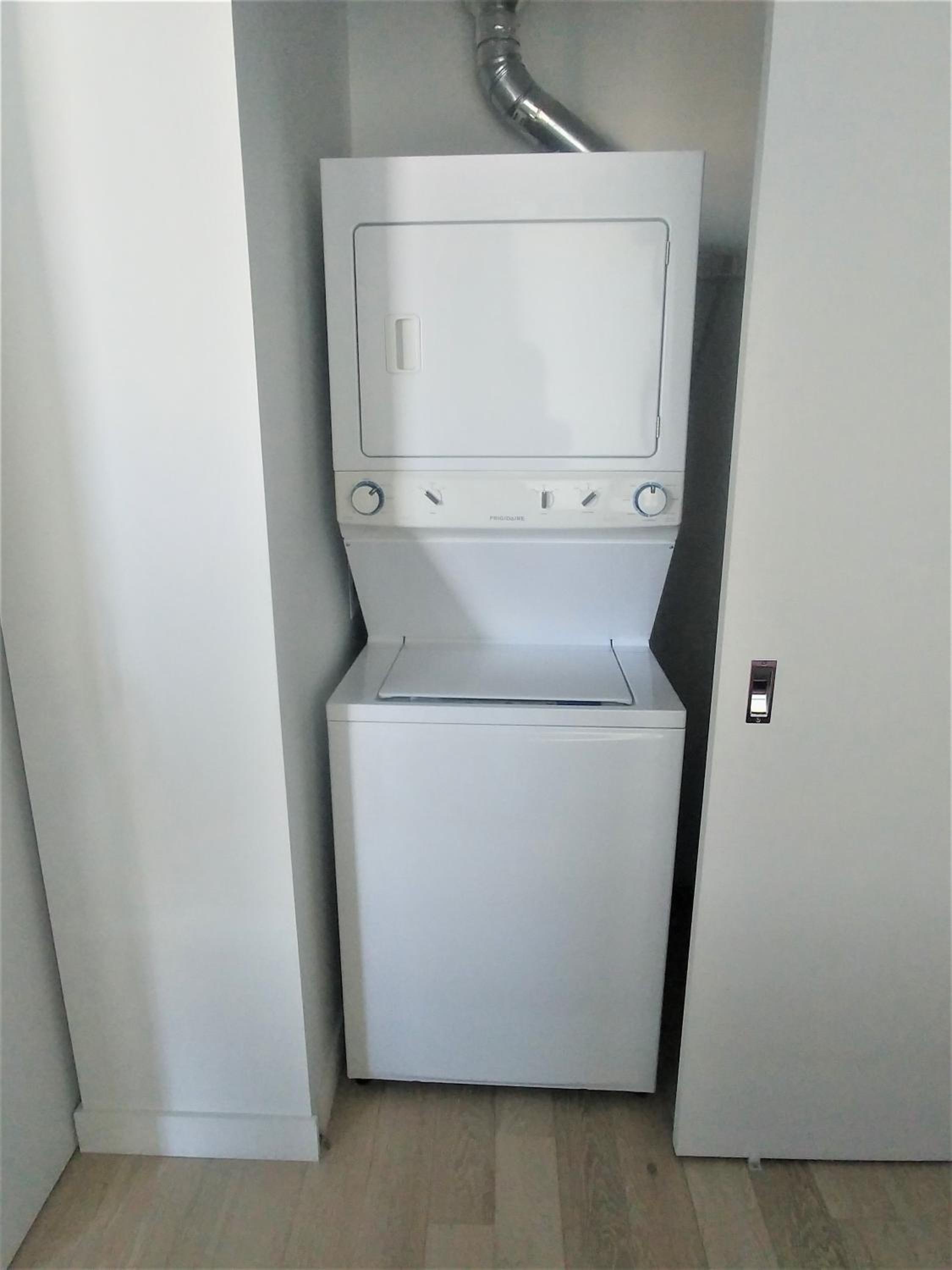Luxury skyline condo in downtown FREE 24/7 parking