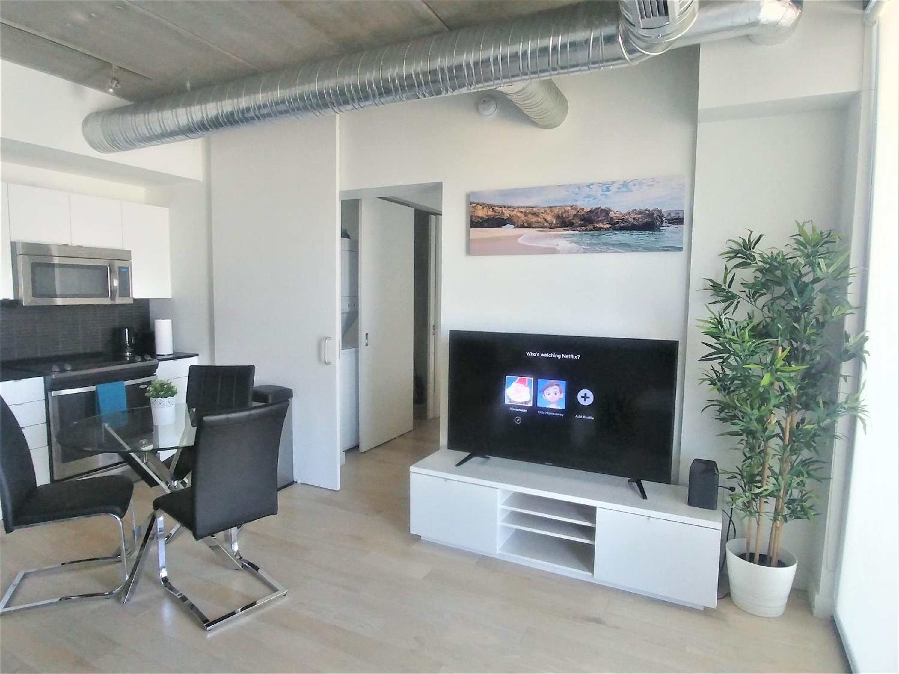 Luxury skyline condo in downtown FREE 24/7 parking