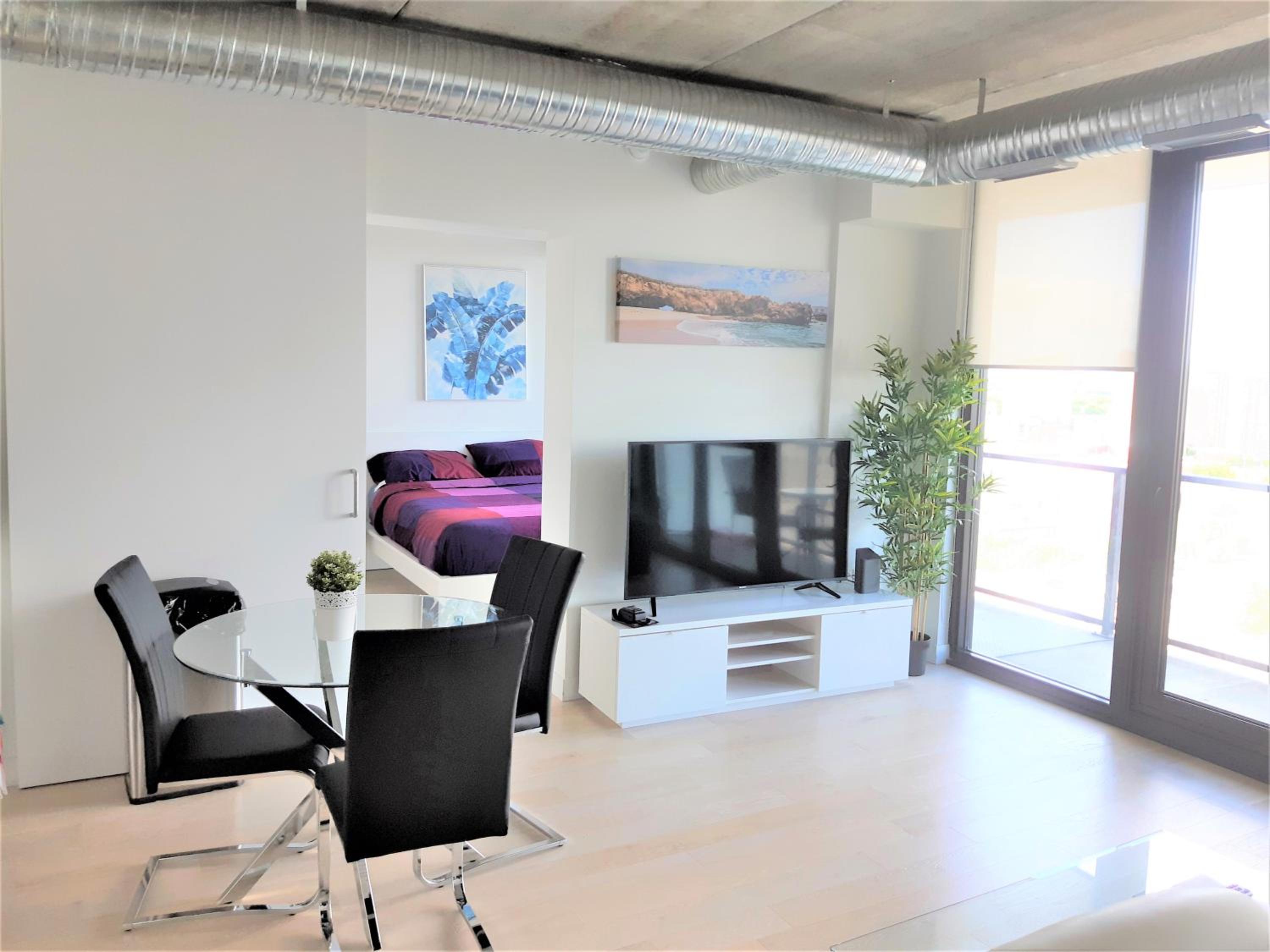 Luxury skyline condo in downtown FREE 24/7 parking