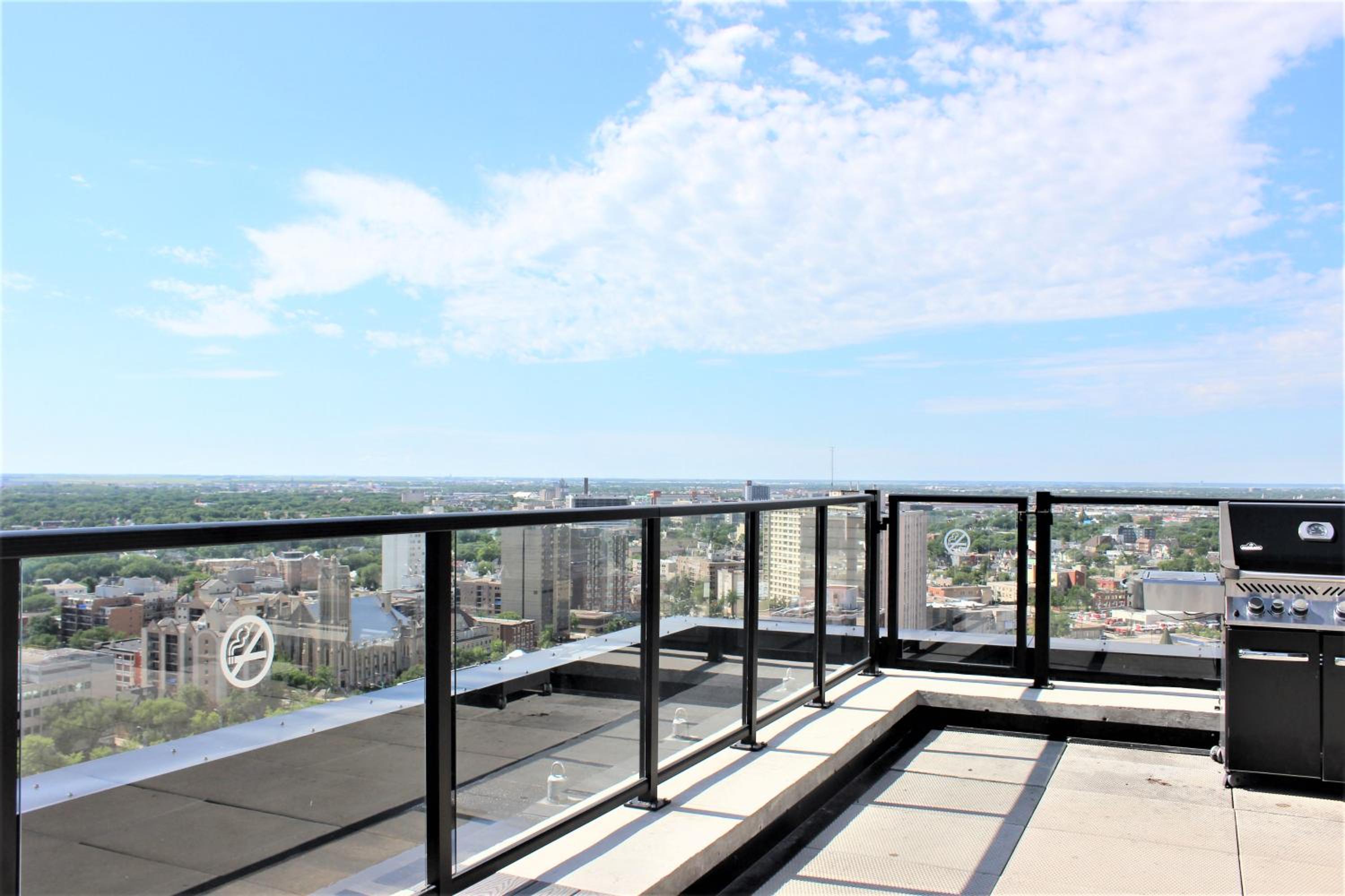 Luxury skyline condo in downtown FREE 24/7 parking