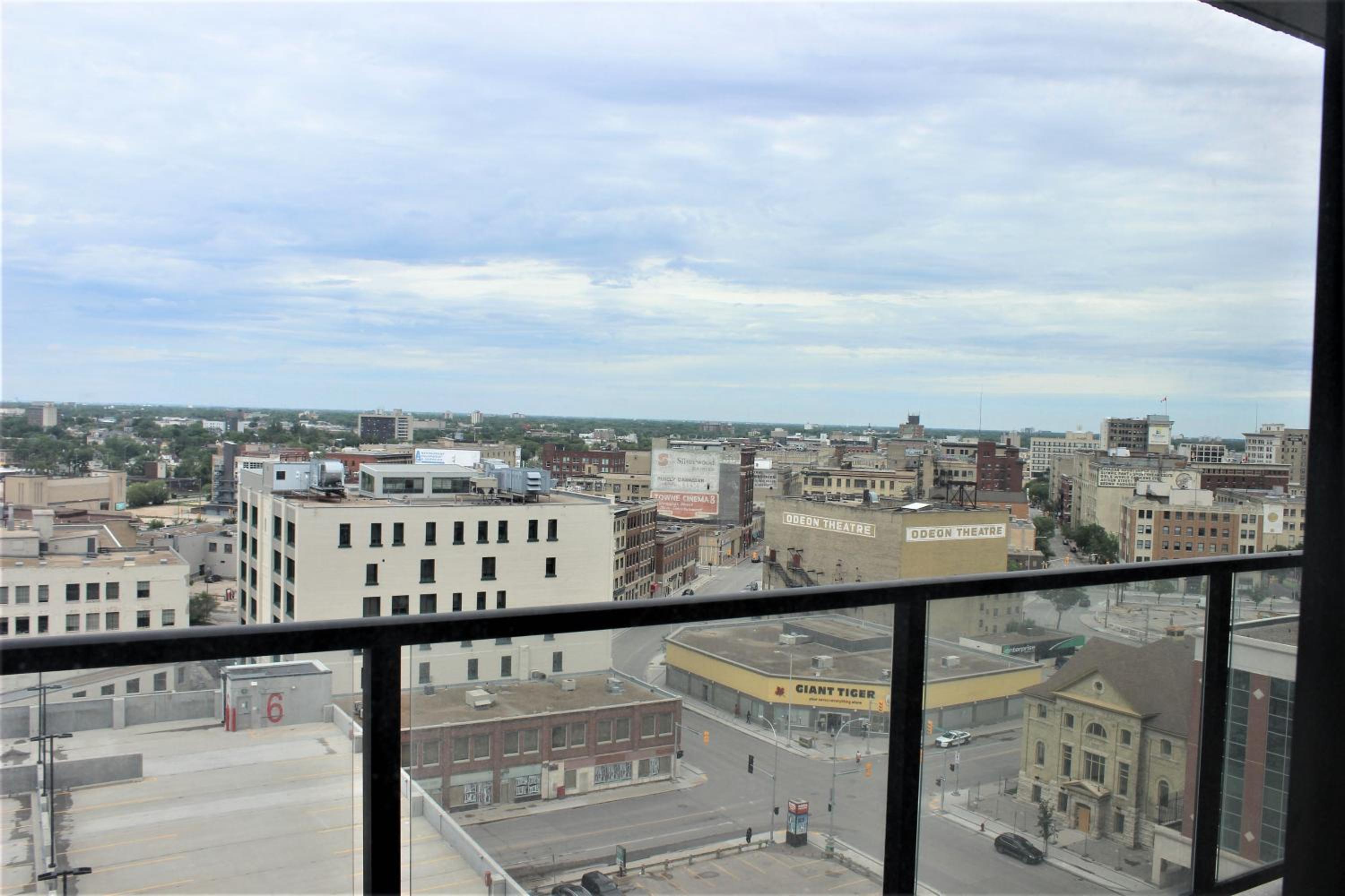 Luxury skyline condo in downtown FREE 24/7 parking
