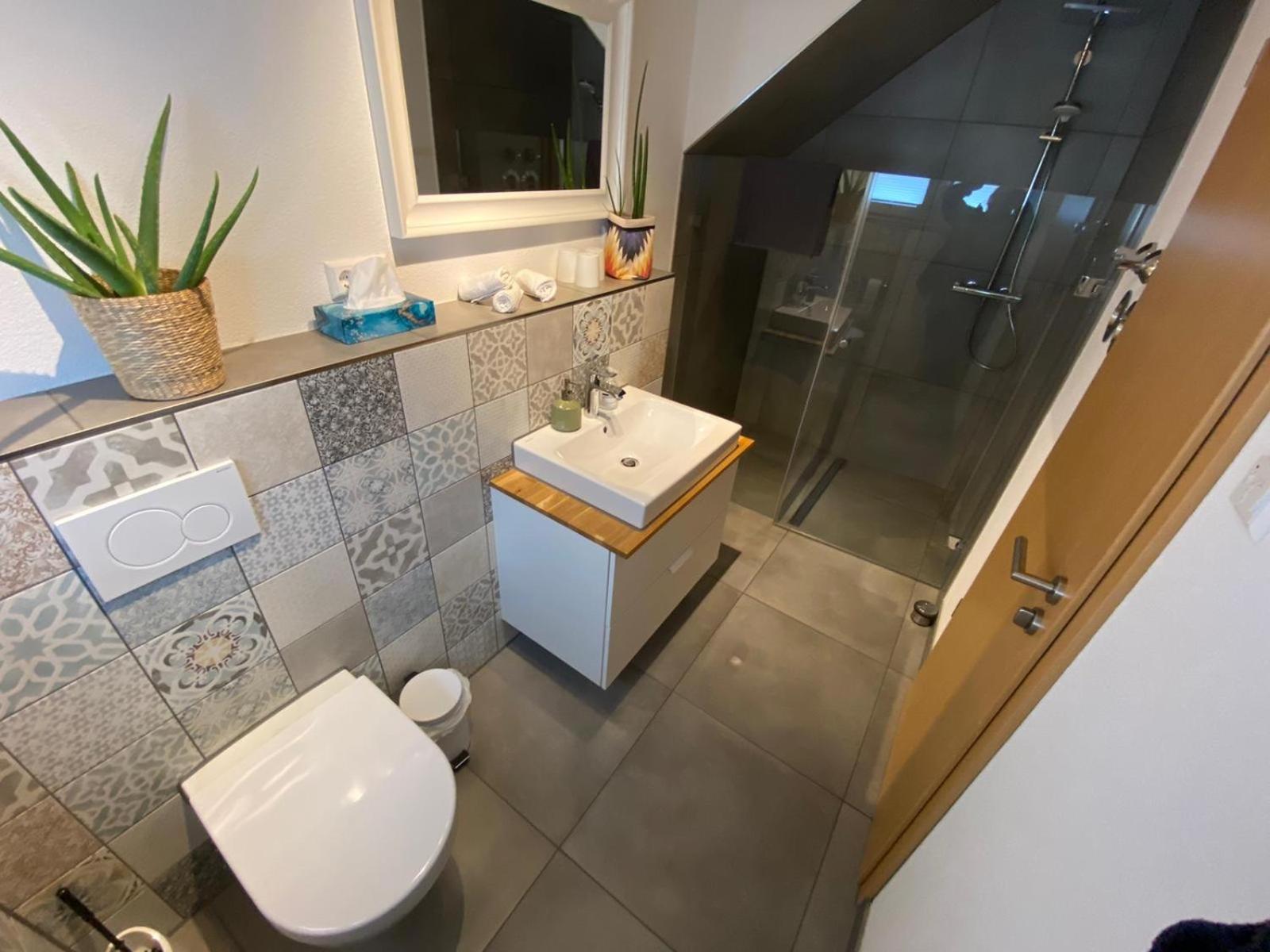 Small Modern Flat with Personal Touch en Rust — bathroom