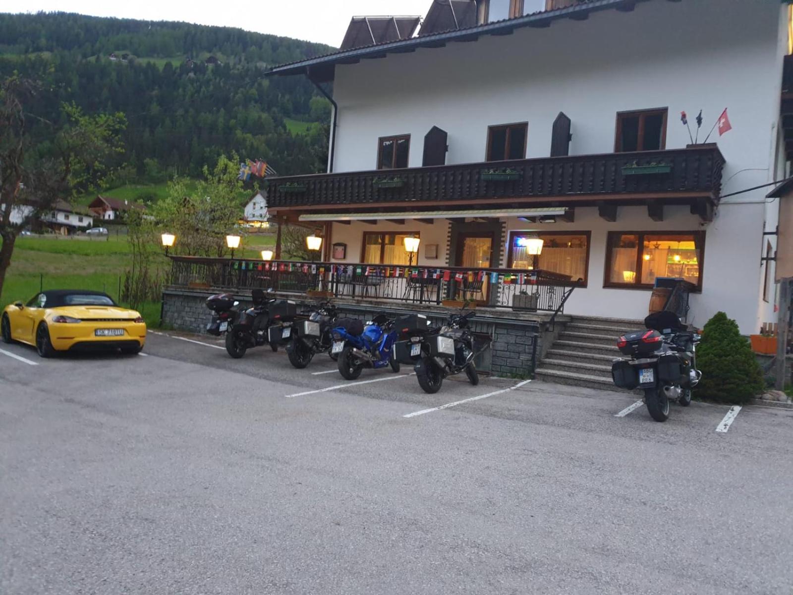 Tattoo PENSION mit Restaurant und Tattoo-Studio