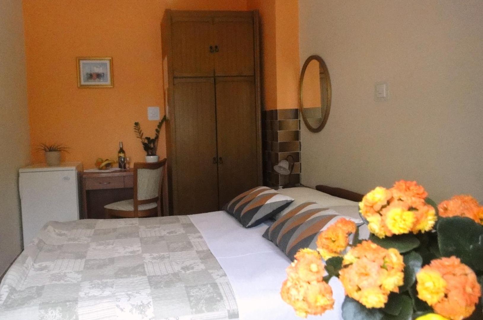 Room Vera- with airconditioning and free parking view 4