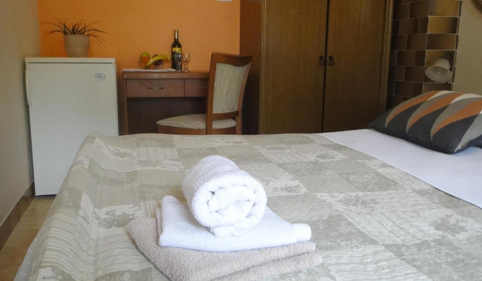 Room Vera- with airconditioning and free parking view 5