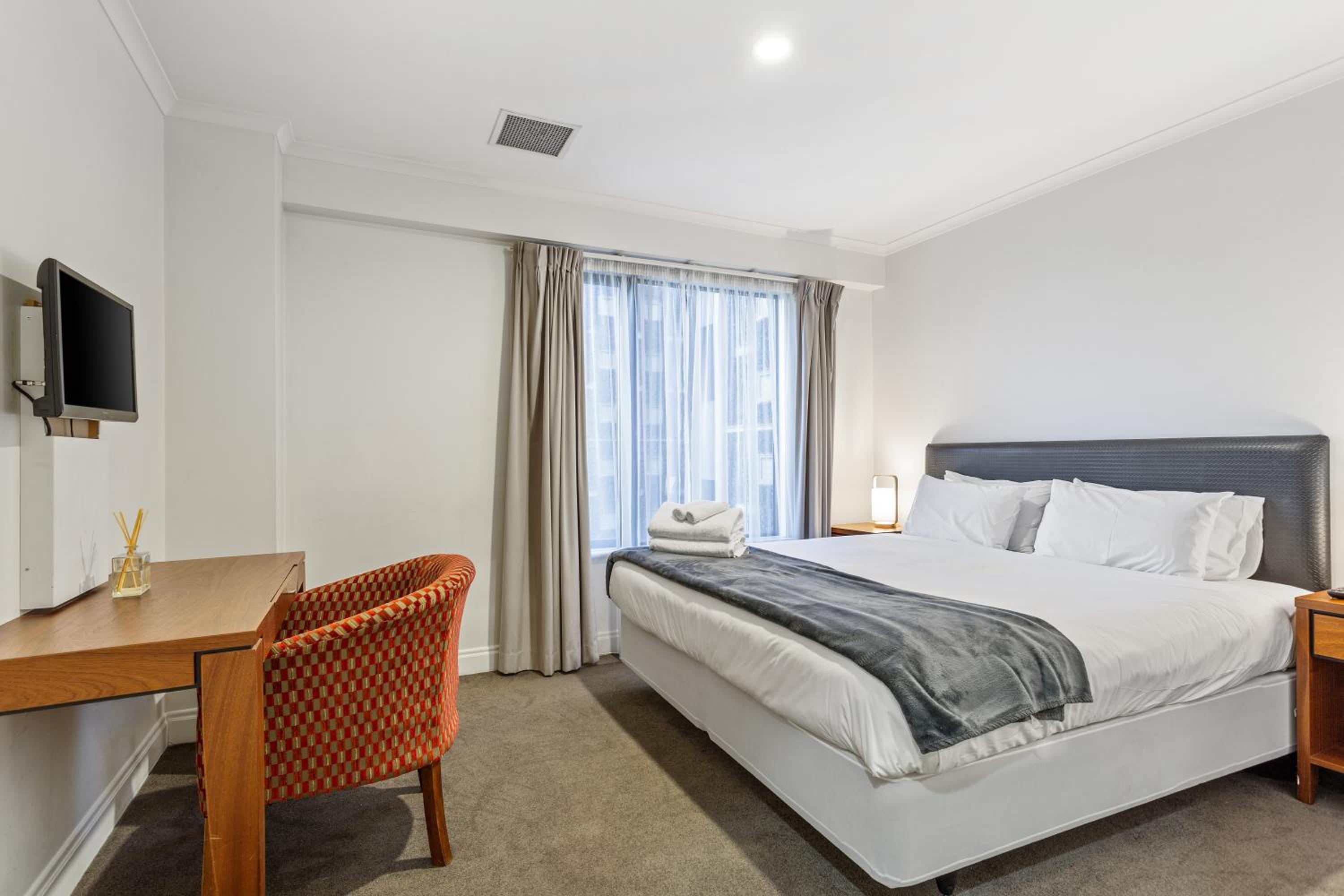 Superking Bed in Stylish Apartment I Zodiak Stays
