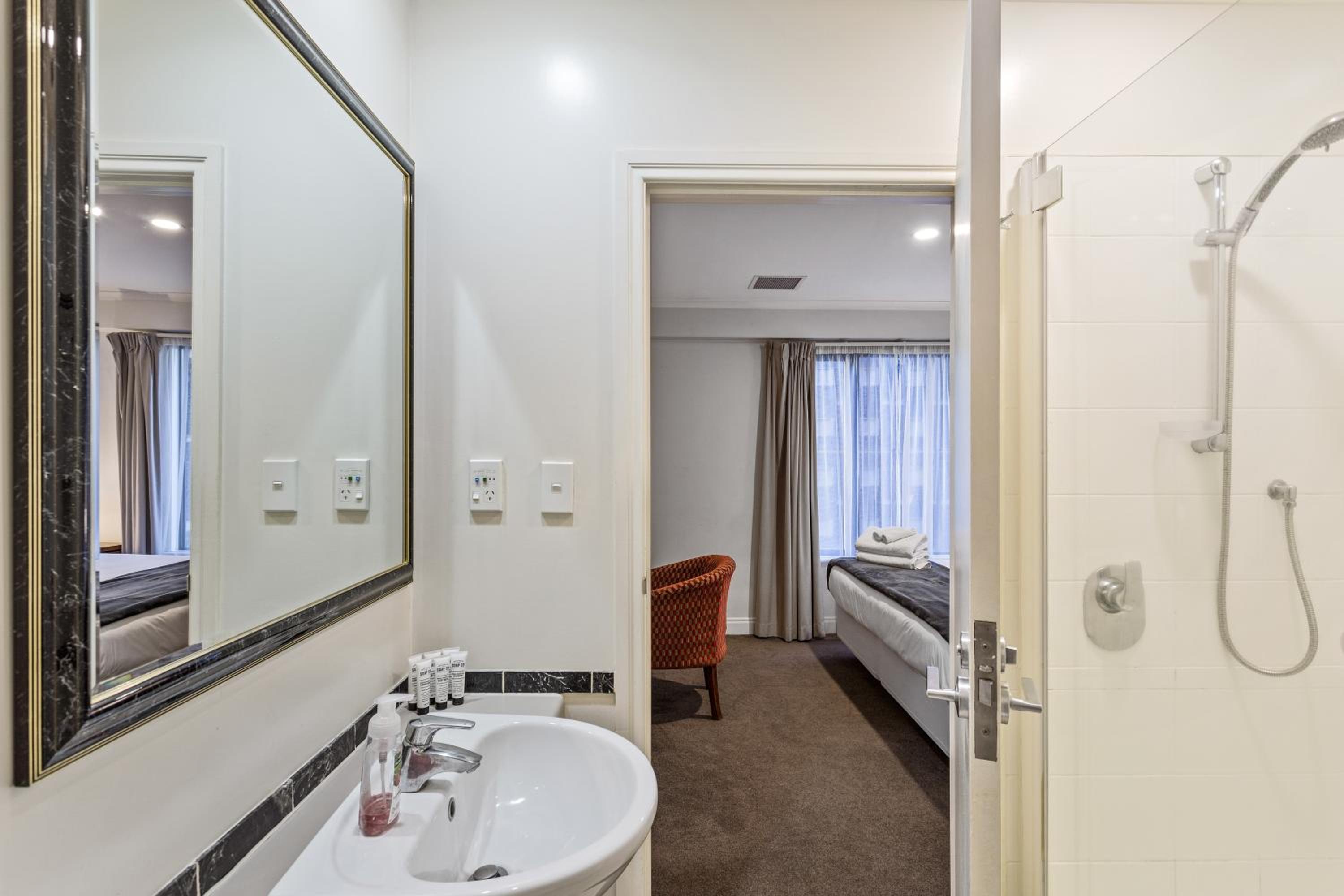Superking Bed in Stylish Apartment I Zodiak Stays