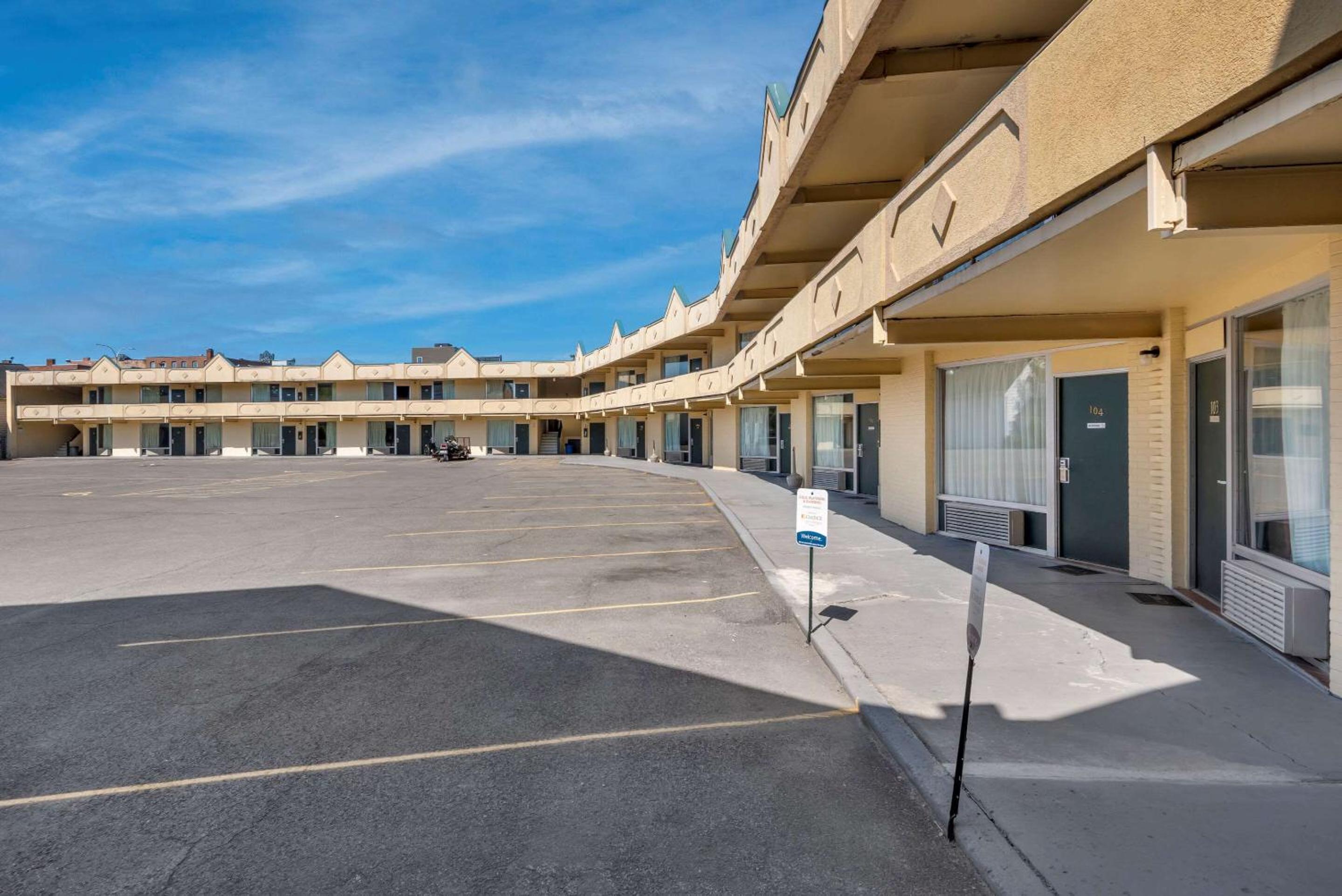 Econo Lodge Cortland Downtown view 3
