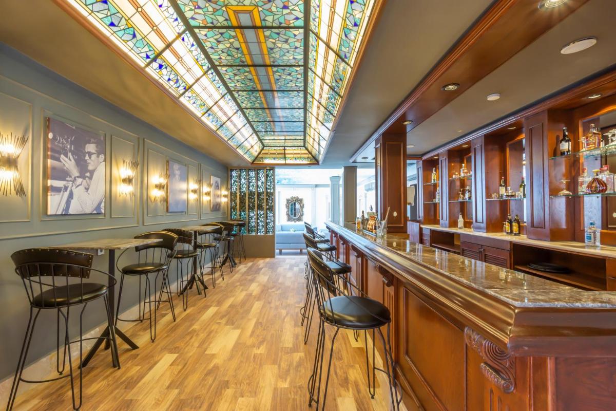 bar