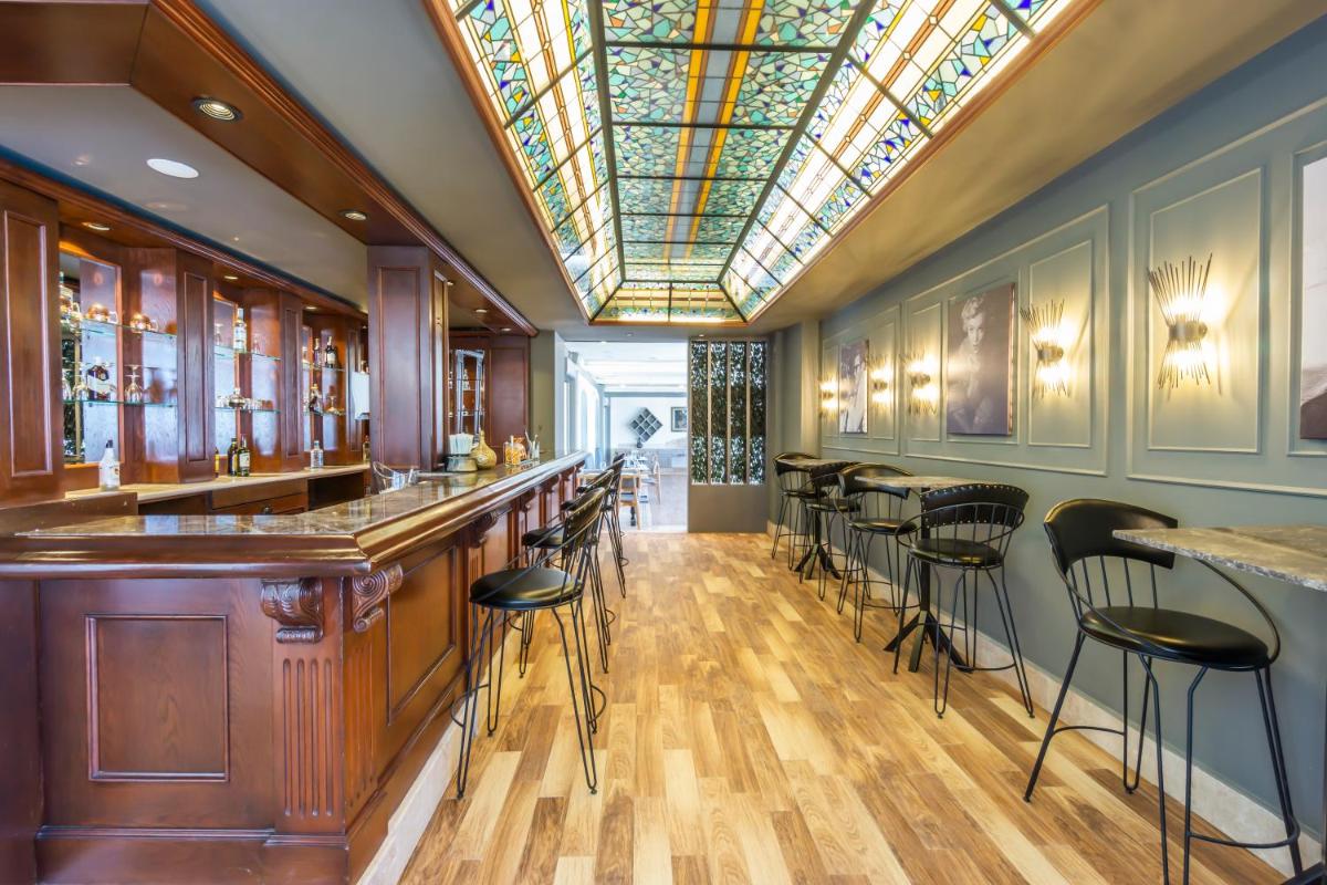 bar