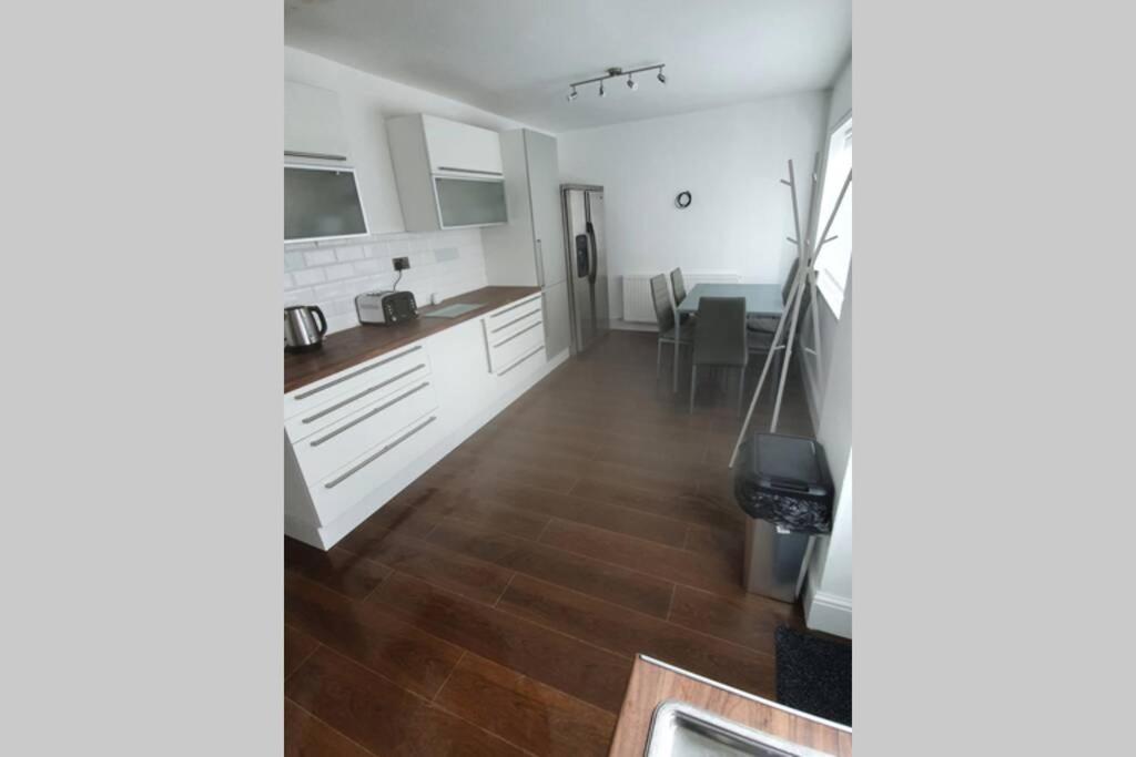 Entire House - Cheshire Oaks/Ellesmere Port view 4