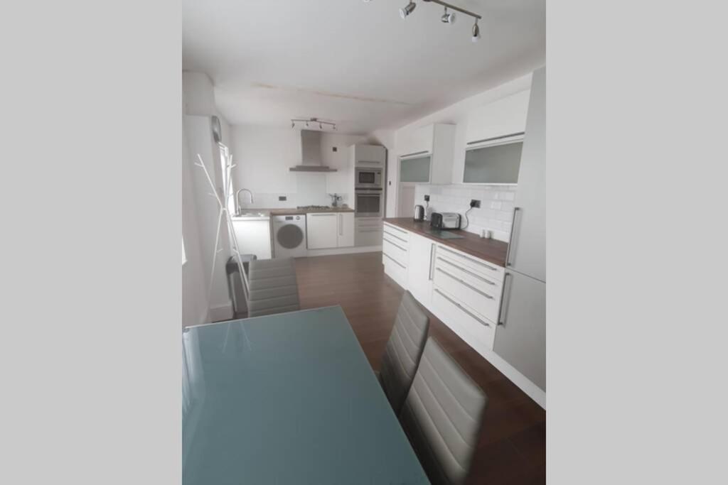 Entire House - Cheshire Oaks/Ellesmere Port view 5